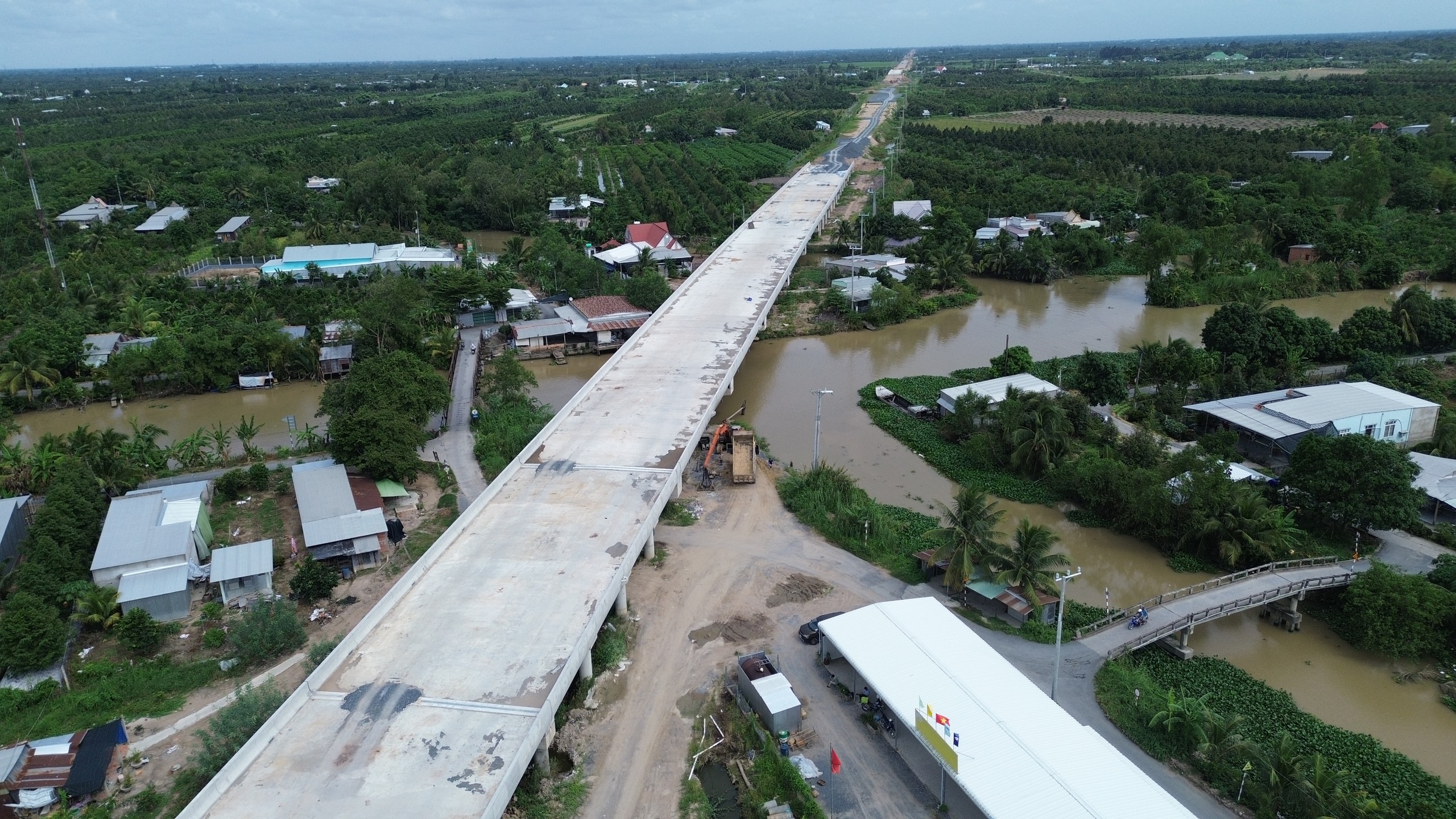 "Canh trời" ng&agrave;y đ&ecirc;m thi c&ocirc;ng cao tốc Cao L&atilde;nh - An Hữu trong m&ugrave;a mưa - Ảnh 1.
