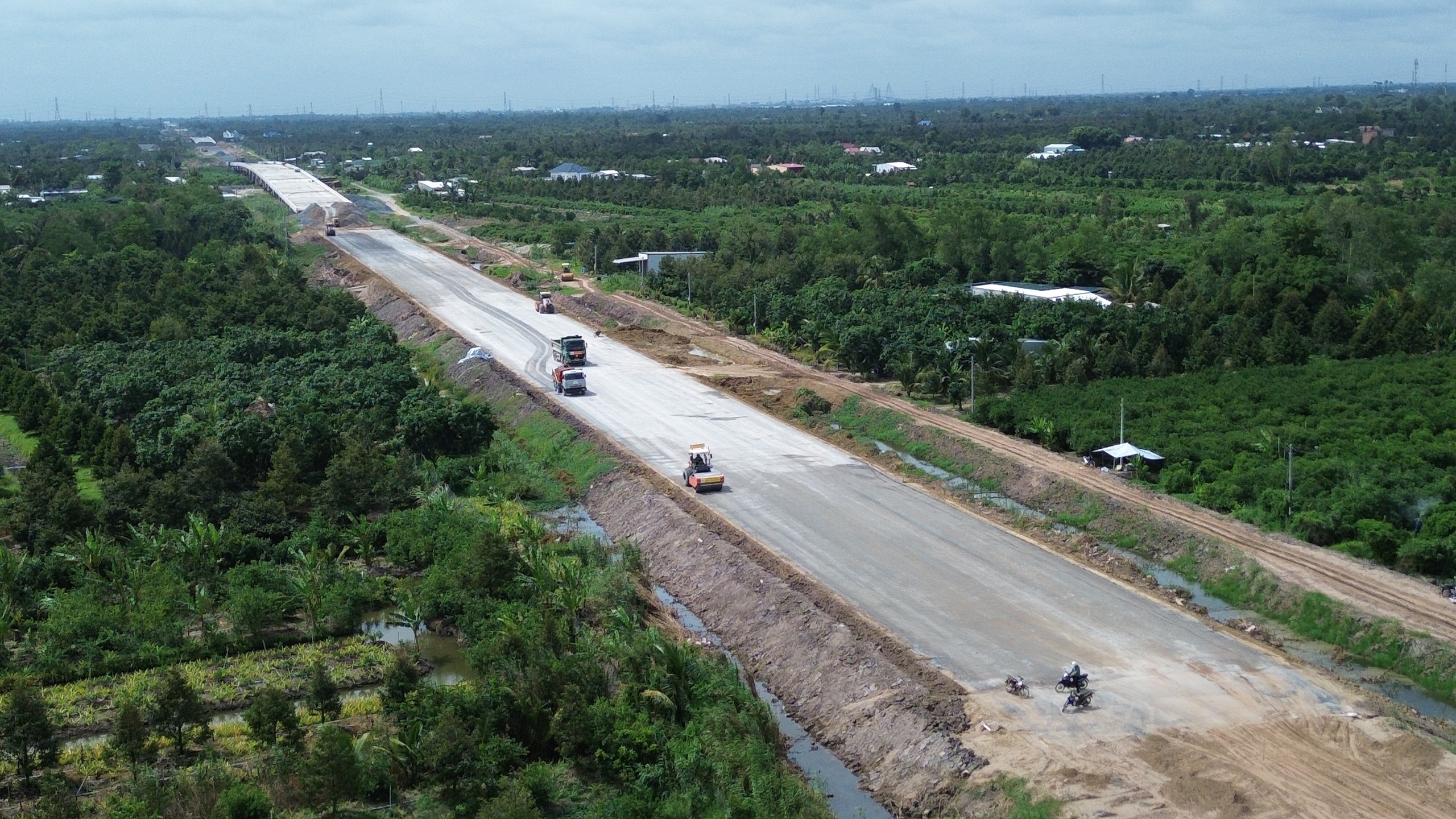 "Canh trời" ng&agrave;y đ&ecirc;m thi c&ocirc;ng cao tốc Cao L&atilde;nh - An Hữu trong m&ugrave;a mưa - Ảnh 2.
