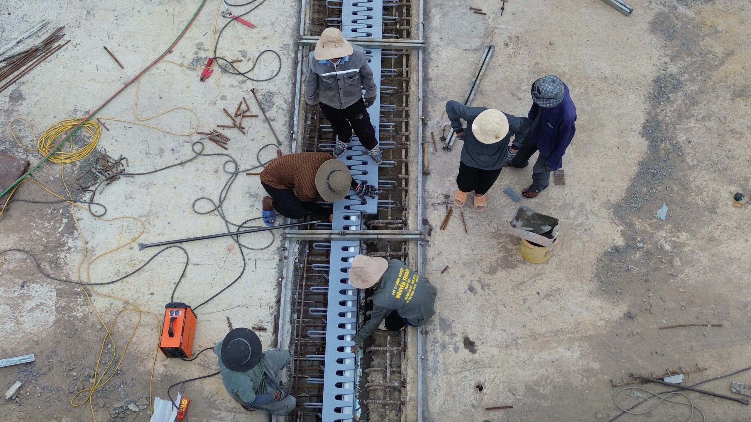"Canh trời" ng&agrave;y đ&ecirc;m thi c&ocirc;ng cao tốc Cao L&atilde;nh - An Hữu trong m&ugrave;a mưa - Ảnh 10.