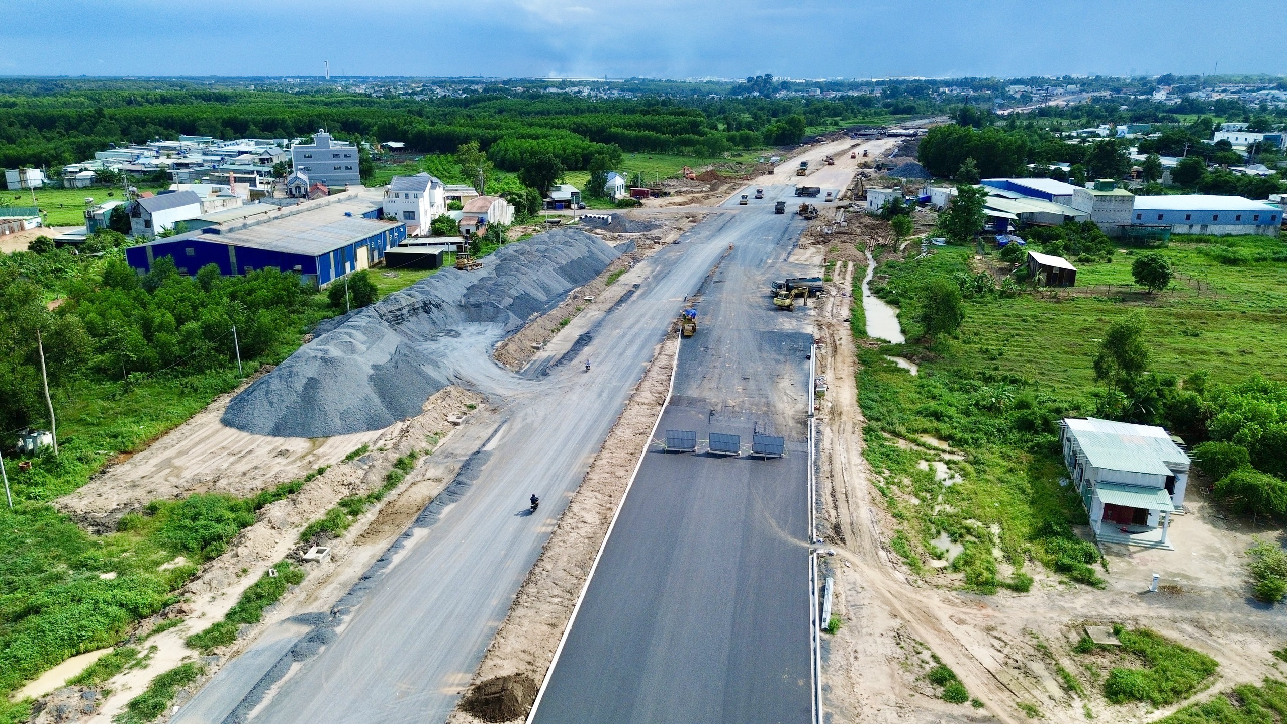 Đồng Nai tăng tốc ho&agrave;n thiện hai tuyến giao th&ocirc;ng kết nối s&acirc;n bay Long Th&agrave;nh - Ảnh 1.