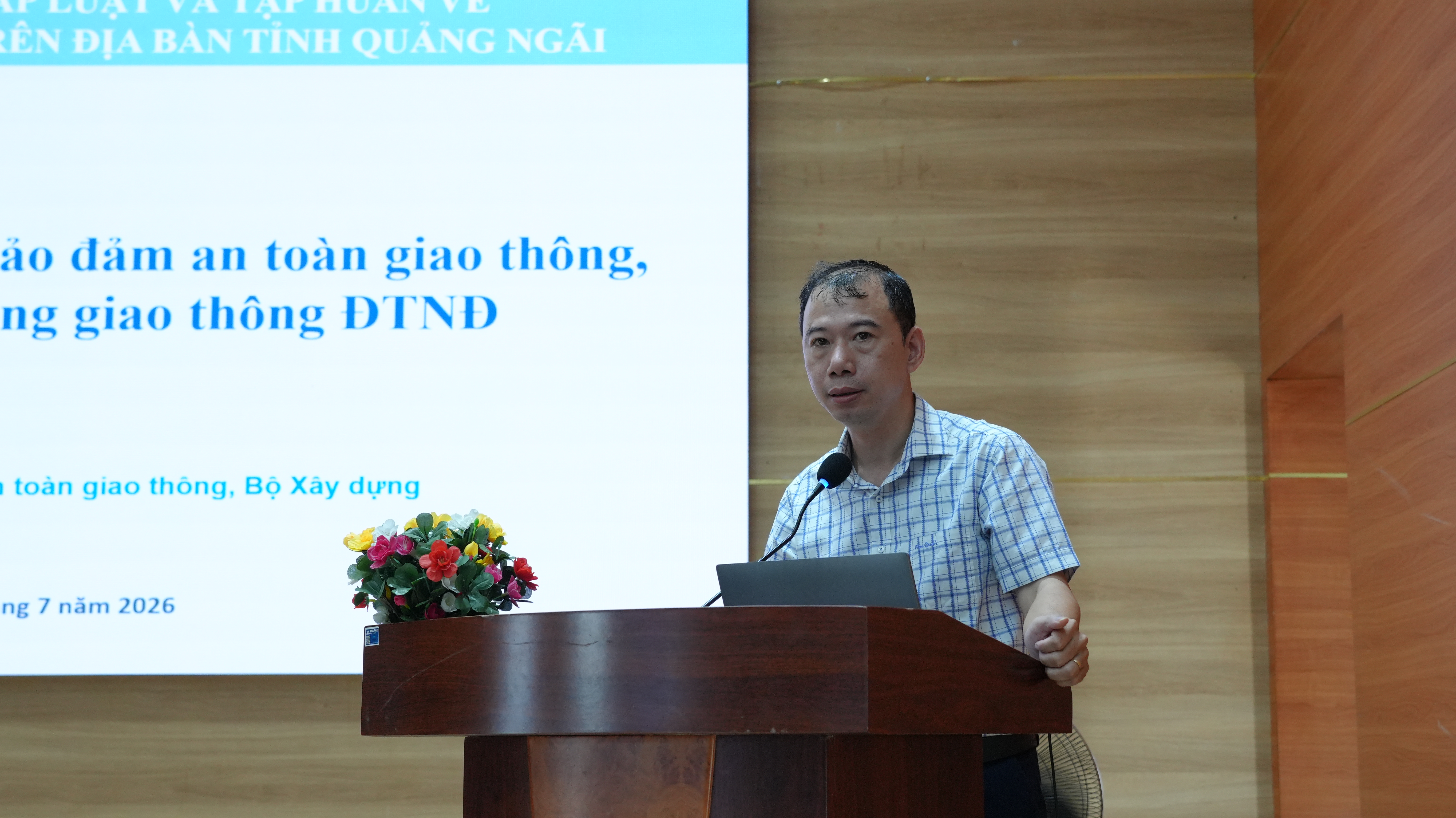 Tuy&ecirc;n truyền, phổ biến ph&aacute;p luật về vận tải v&agrave; an to&agrave;n đường thủy nội địa tại L&yacute; Sơn - Ảnh 2.