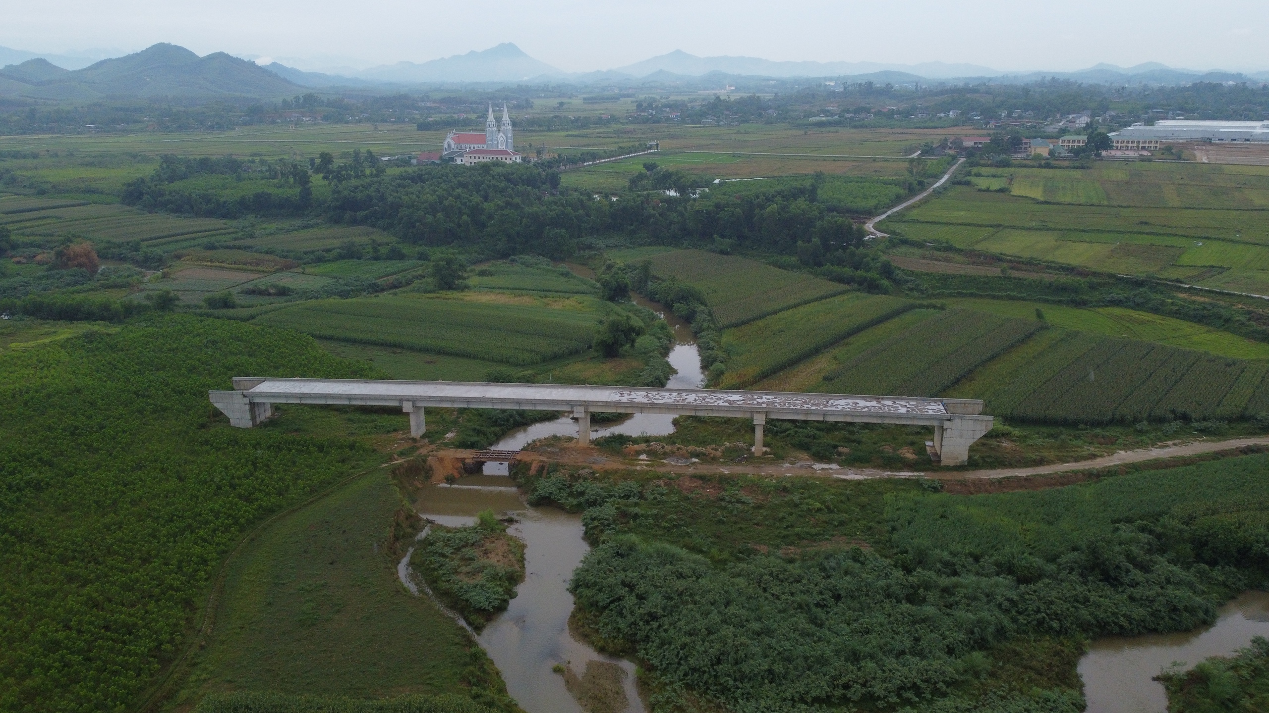 Dự án cầu 80 tỷ đồng dở dang giữa đồng: Bao giờ có đường dẫn? - Ảnh 1.