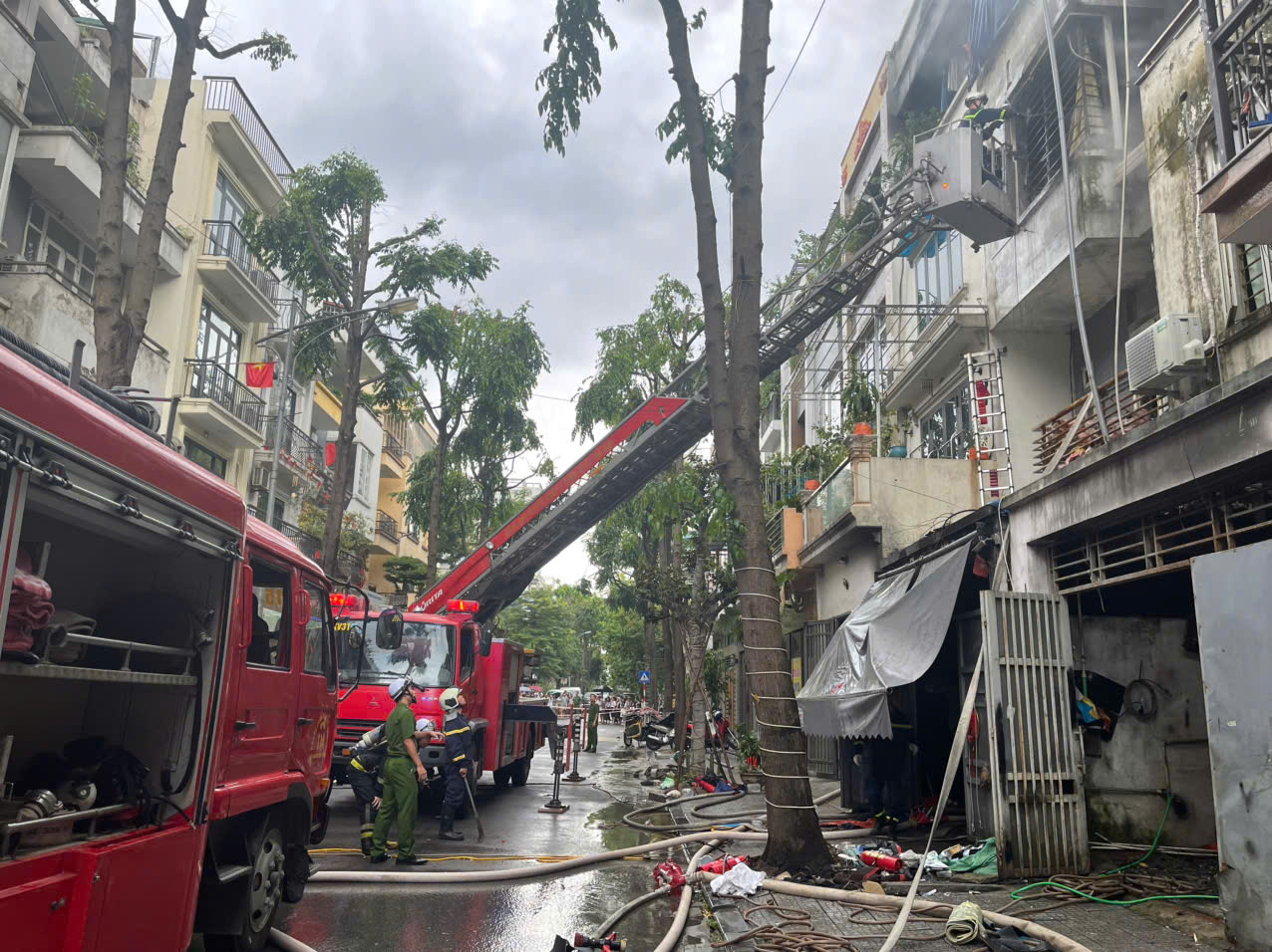 H&agrave; Nội: Ch&aacute;y biệt thự liền kề ở khu đ&ocirc; thị Văn Ph&uacute;, hai người tử vong - Ảnh 1.