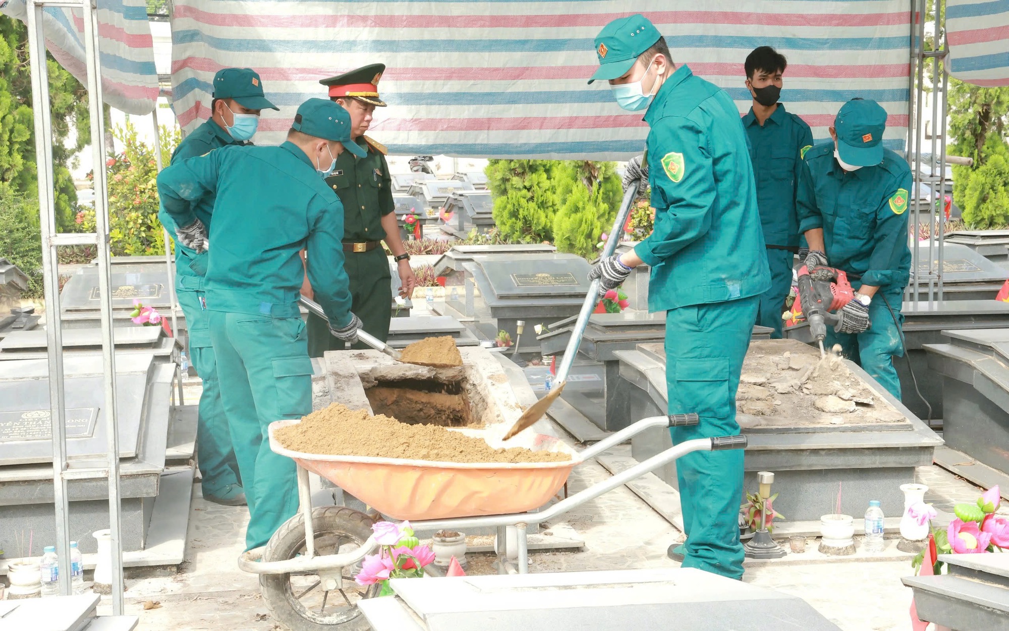 Những kỷ vật trong l&ograve;ng đất mở hy vọng t&igrave;m lại t&ecirc;n cho c&aacute;c liệt sĩ v&ocirc; danh - Ảnh 1.