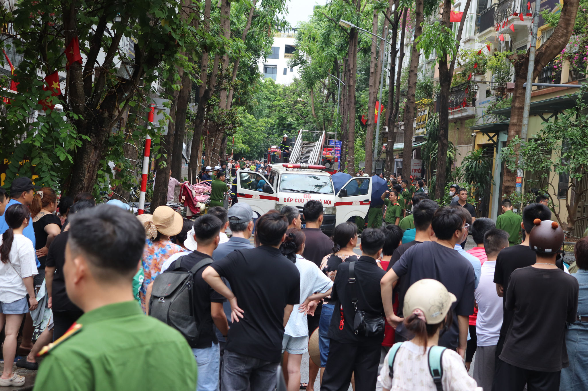 Hà Nội chỉ đạo khẩn trương khắc phục hậu quả vụ cháy làm 2 người chết ở phường Kiến Hưng - Ảnh 1.