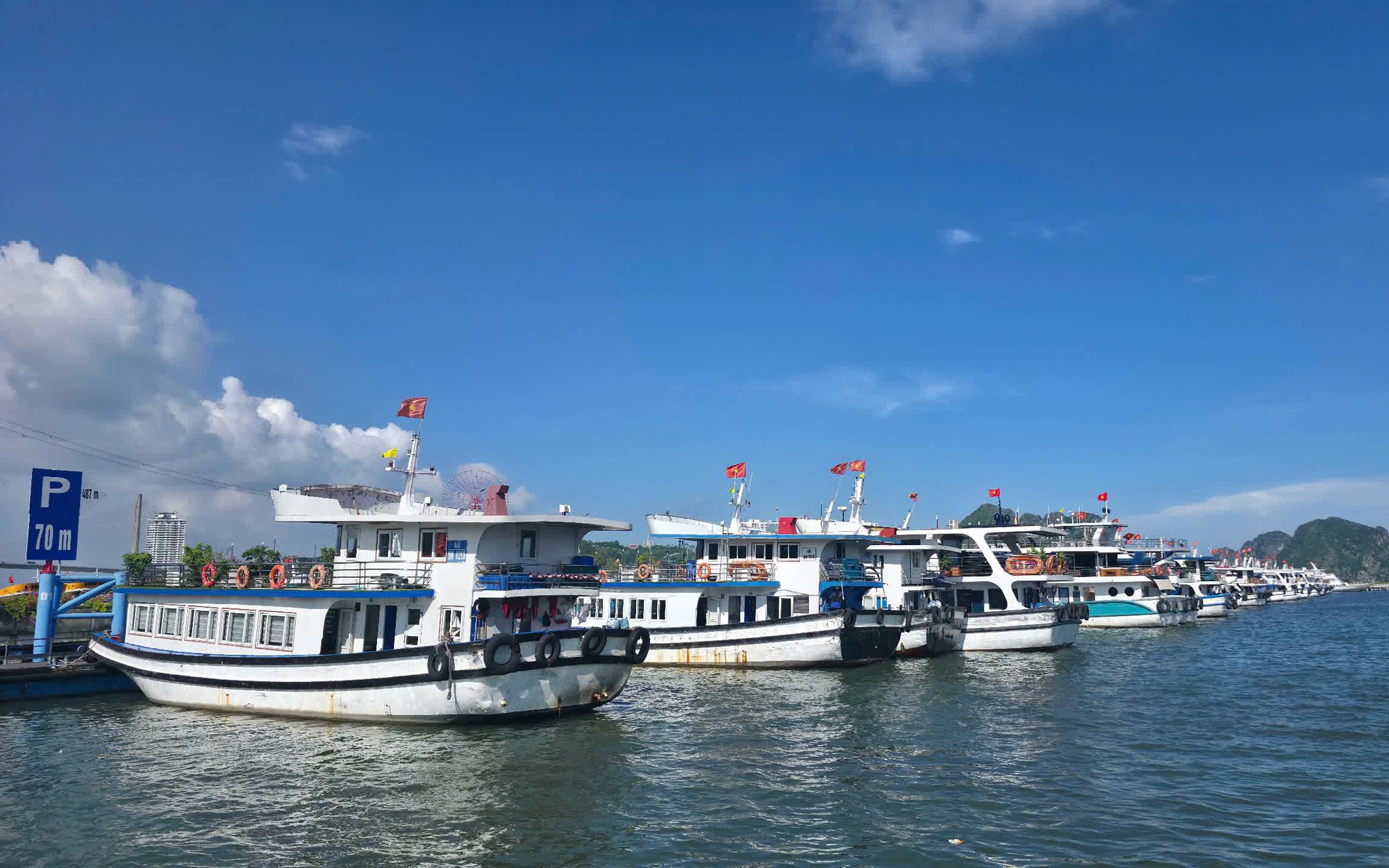 Quảng Ninh bảo đảm an toàn cho hơn 5.600 du khách vẫn lưu trú ngoài đảo trước bão số 1 - Ảnh 5.
