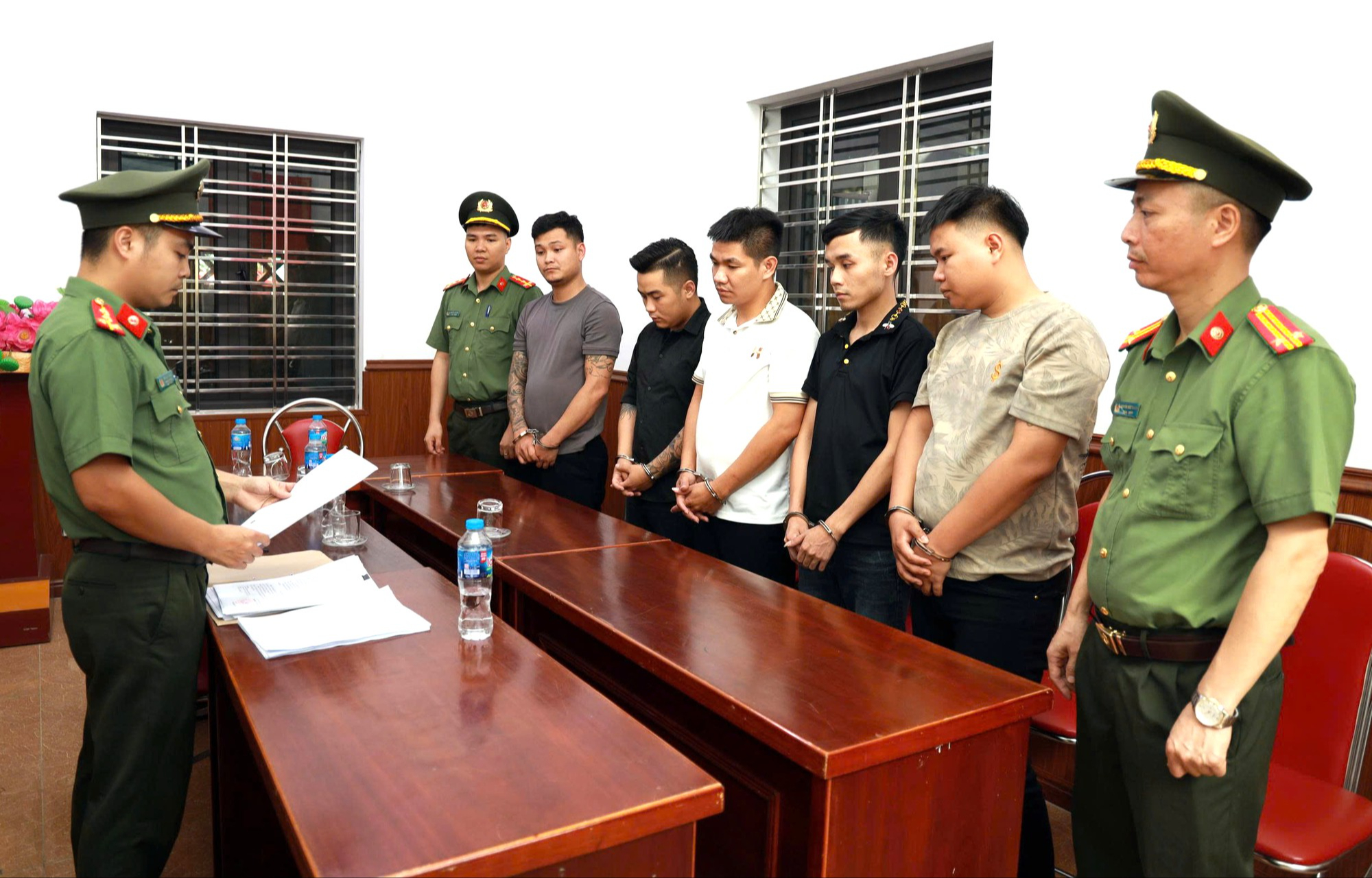 Bắt 5 t&agrave;i xế chở người nước ng&ograve;ai nhập cảnh tr&aacute;i ph&eacute;p từ L&agrave;o Cai về H&agrave; Nội - Ảnh 1.