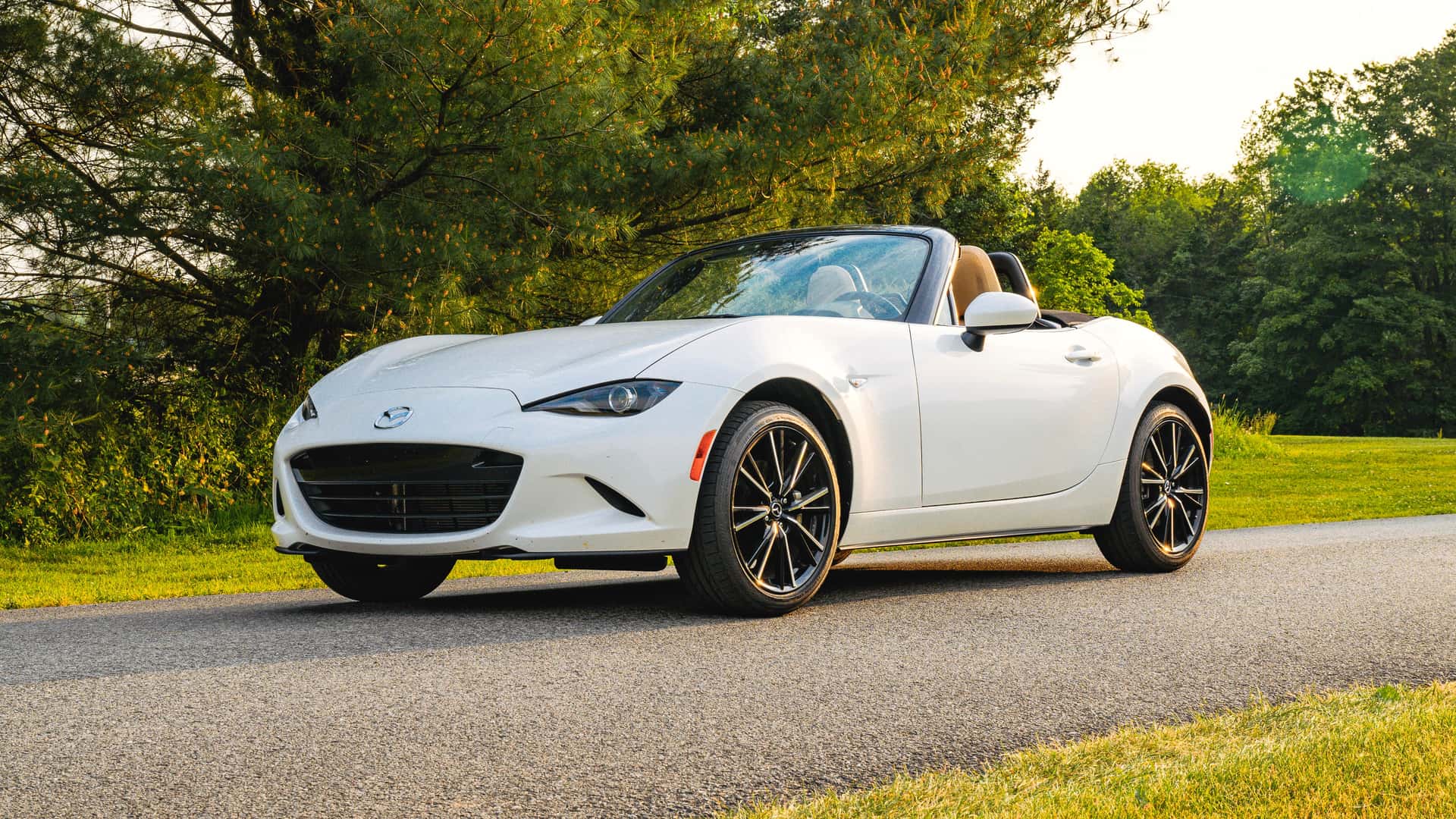 Mazda MX-5 tương lai sẵn sàng cho xe điện, nhưng chưa bỏ máy xăng - Ảnh 1.