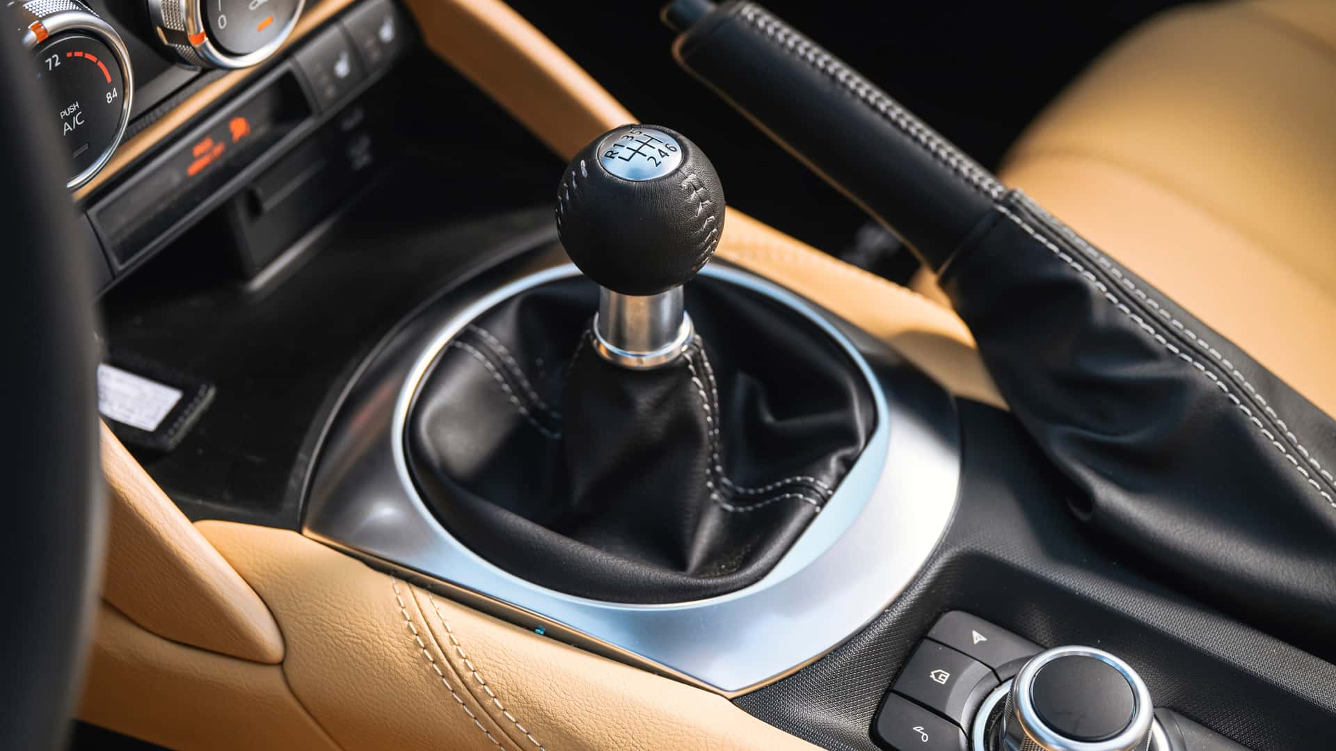 Mazda MX-5 tương lai sẵn sàng cho xe điện, nhưng chưa bỏ máy xăng - Ảnh 3.