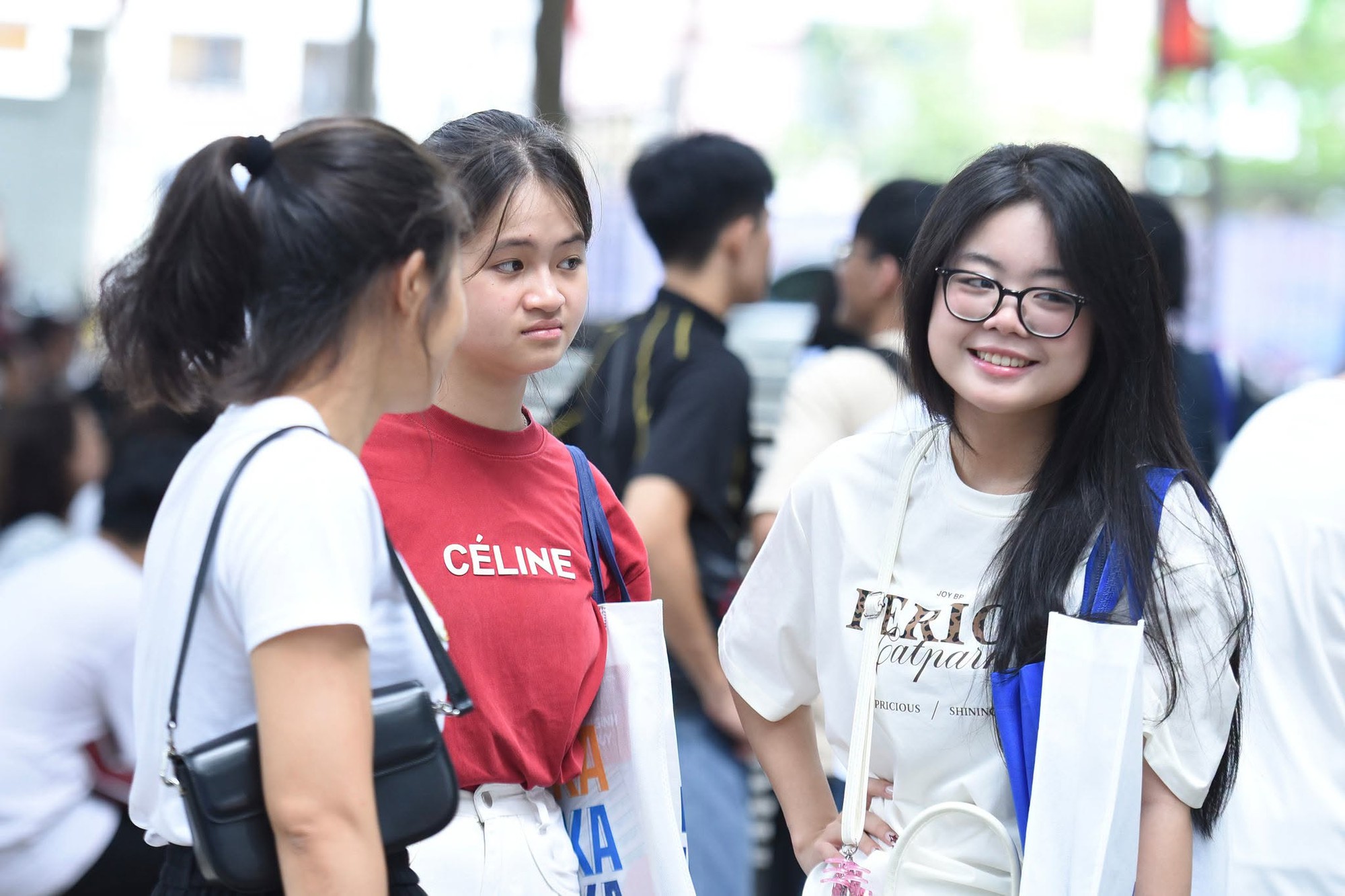 Điểm chuẩn đại học c&oacute; thể giảm, ng&agrave;nh AI v&agrave; Y khoa vẫn "n&oacute;ng" - Ảnh 1.
