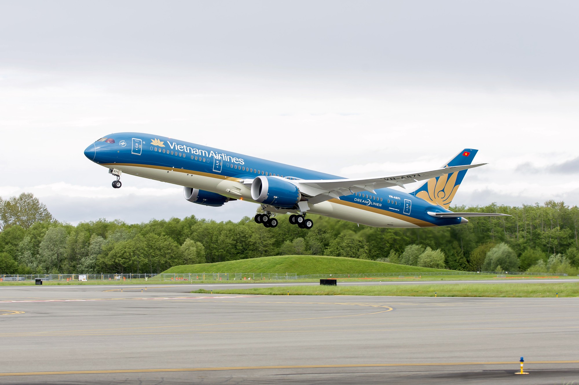Gi&aacute; nhi&ecirc;n liệu biến động, Vietnam Airlines vẫn đạt tăng trưởng 28% doanh thu nửa đầu năm  - Ảnh 1.