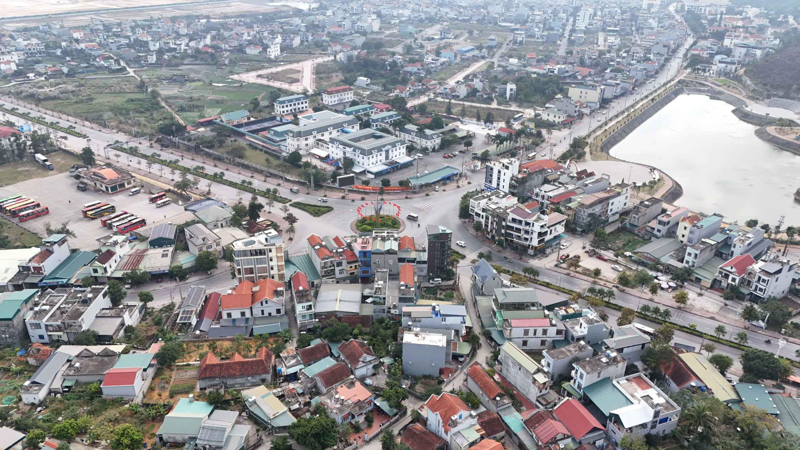 Đặc khu V&acirc;n Đồn tăng tốc đầu tư hạ tầng, phấn đấu đạt chuẩn n&ocirc;ng th&ocirc;n mới năm 2027 - Ảnh 1.
