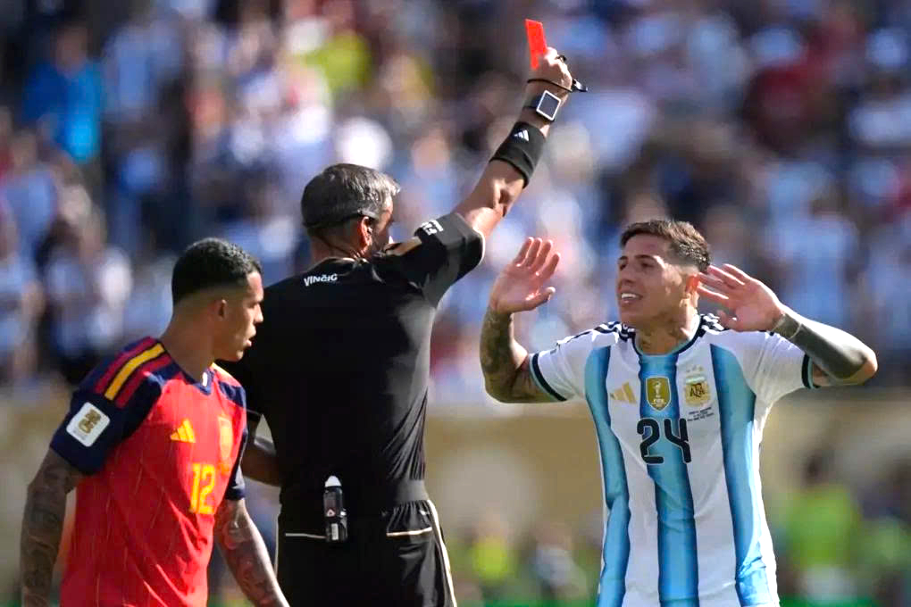 O árbitro revela um detalhe surpreendente sobre sua conversa com Messi na final da Copa do Mundo de 2026 - Imagem 2.