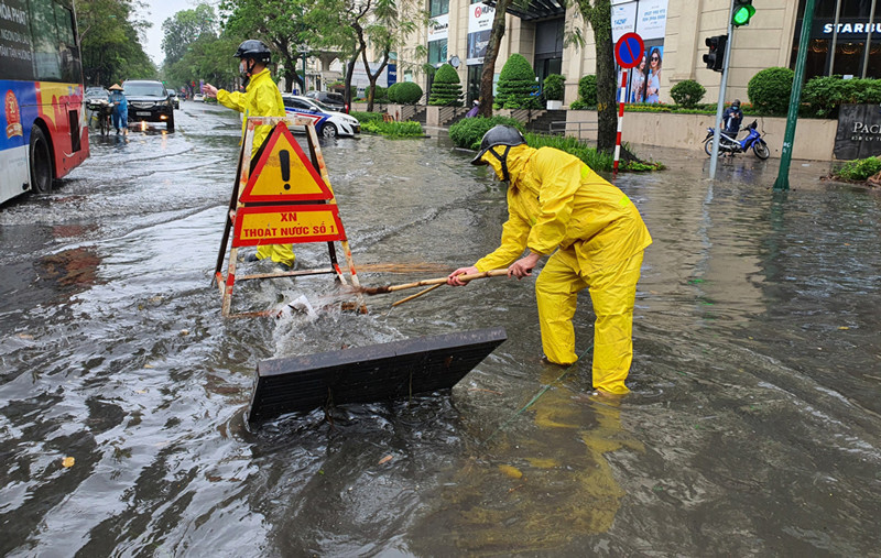 H&agrave; Nội đồng bộ nhiều giải ph&aacute;p để giảm &uacute;ng ngập trong m&ugrave;a mưa - Ảnh 1.