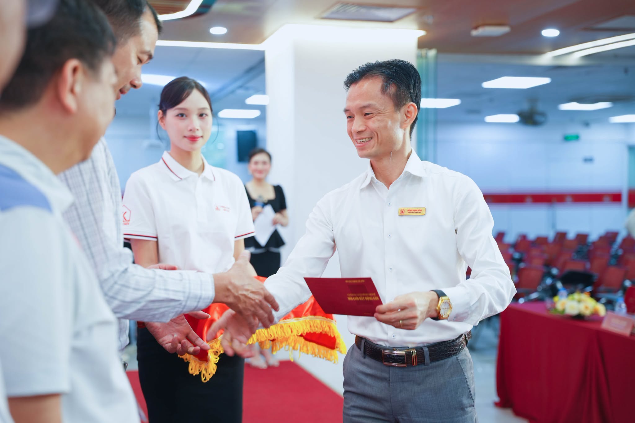 Định danh chứng chỉ nghề m&ocirc;i giới: Ch&igrave;a kh&oacute;a minh bạch h&oacute;a thị trường bất động sản - Ảnh 2.