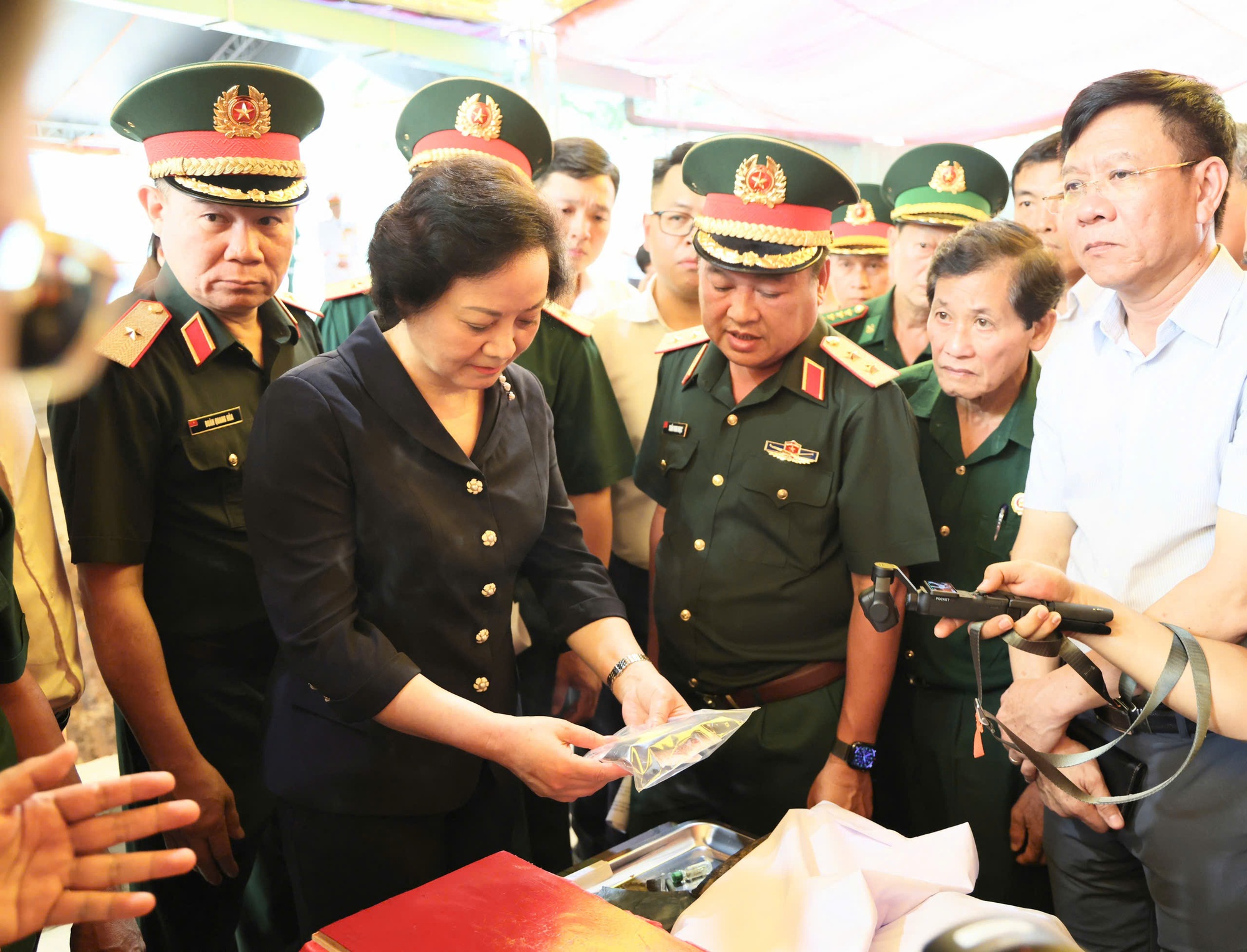 Phó Thủ tướng Phạm Thị Thanh Trà kiểm tra công tác chuẩn bị Lễ triển khai tìm kiếm, quy tập hài cốt liệt sĩ tại Công viên Lê Thị Riêng - Ảnh 4.
