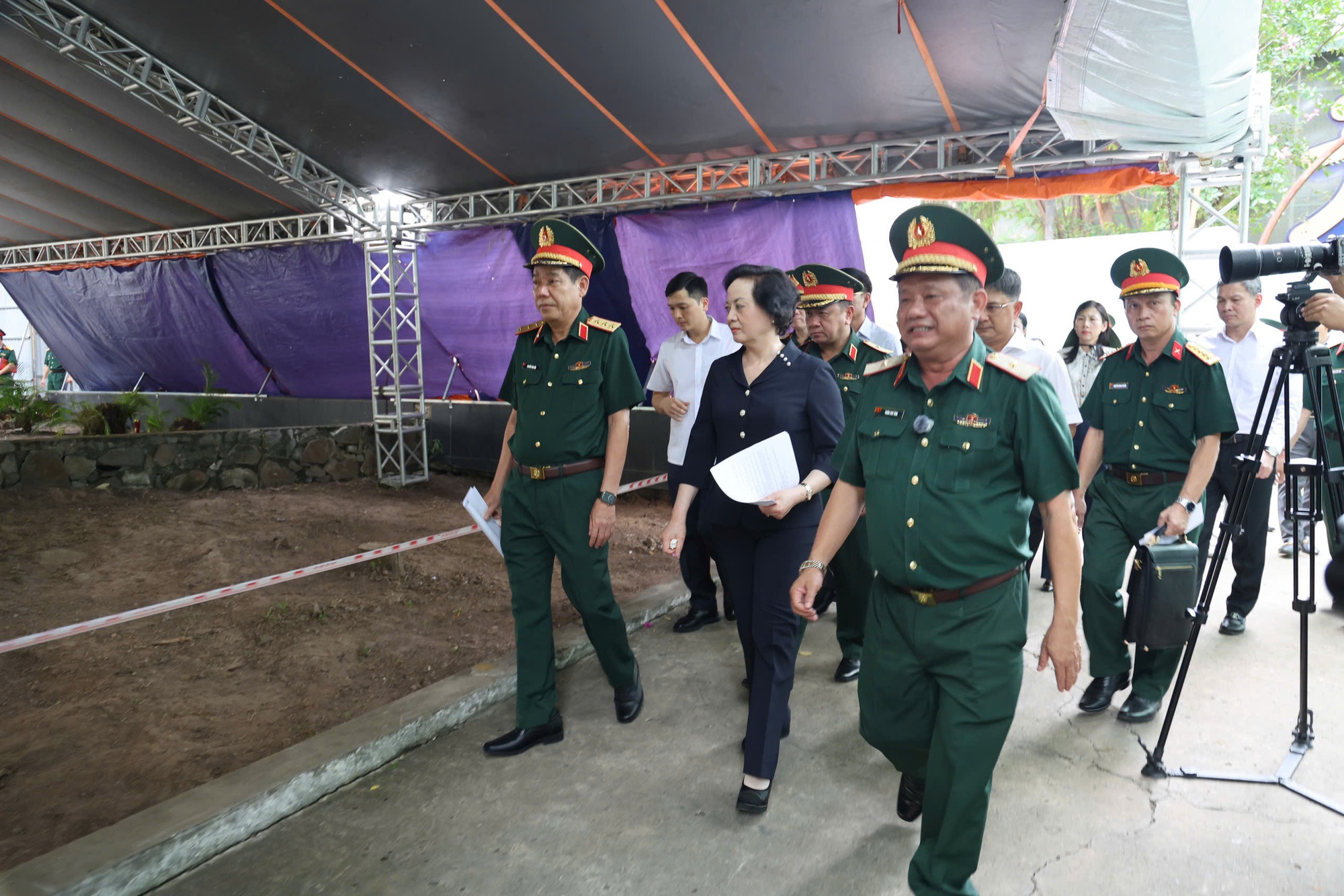 Phó Thủ tướng Phạm Thị Thanh Trà kiểm tra công tác chuẩn bị Lễ triển khai tìm kiếm, quy tập hài cốt liệt sĩ tại Công viên Lê Thị Riêng - Ảnh 2.