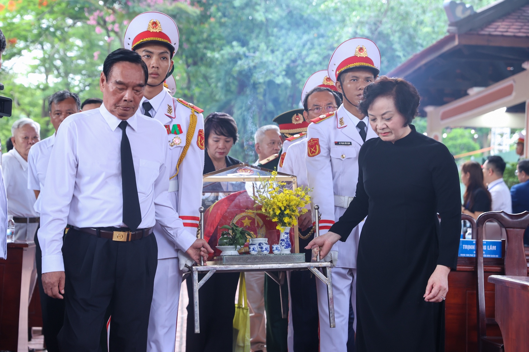 Thủ tướng: Bằng mọi gi&aacute;, nỗ lực t&igrave;m kiếm, quy tập v&agrave; x&aacute;c định danh t&iacute;nh h&agrave;i cốt liệt sĩ - Ảnh 9.