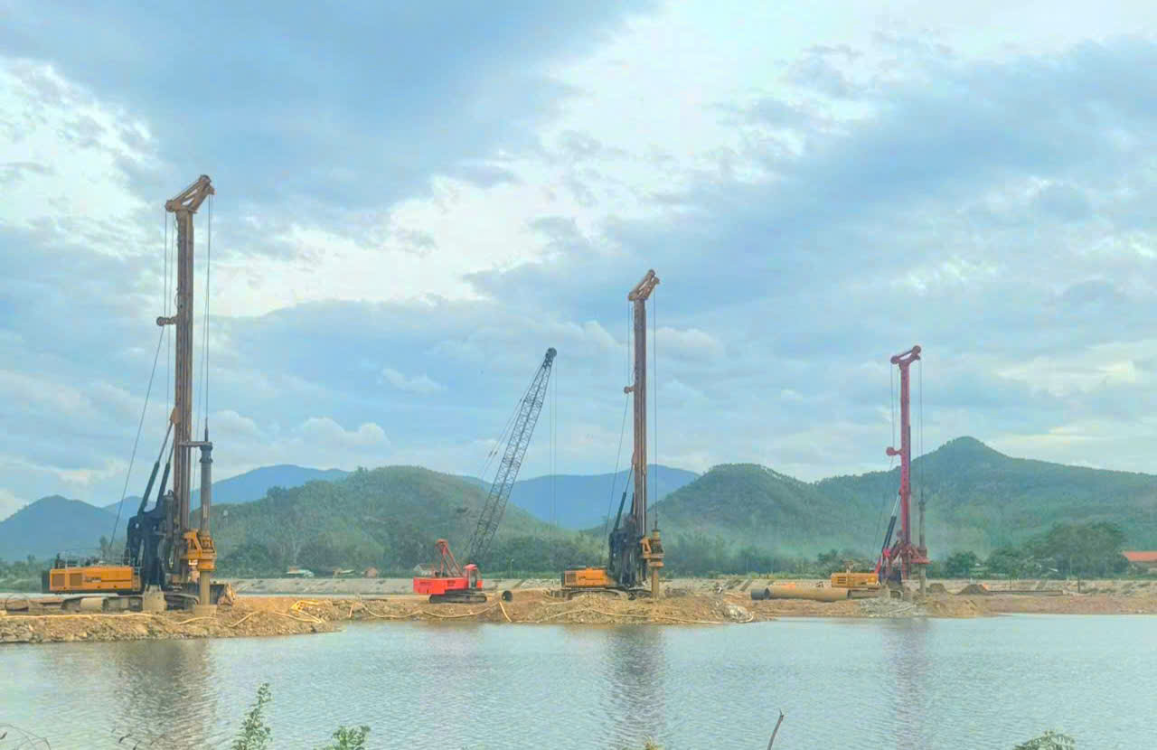 Nh&agrave; thầu dồn lực đua tiến độ thi c&ocirc;ng cao tốc Quy Nhơn - Pleiku trước m&ugrave;a mưa - Ảnh 1.