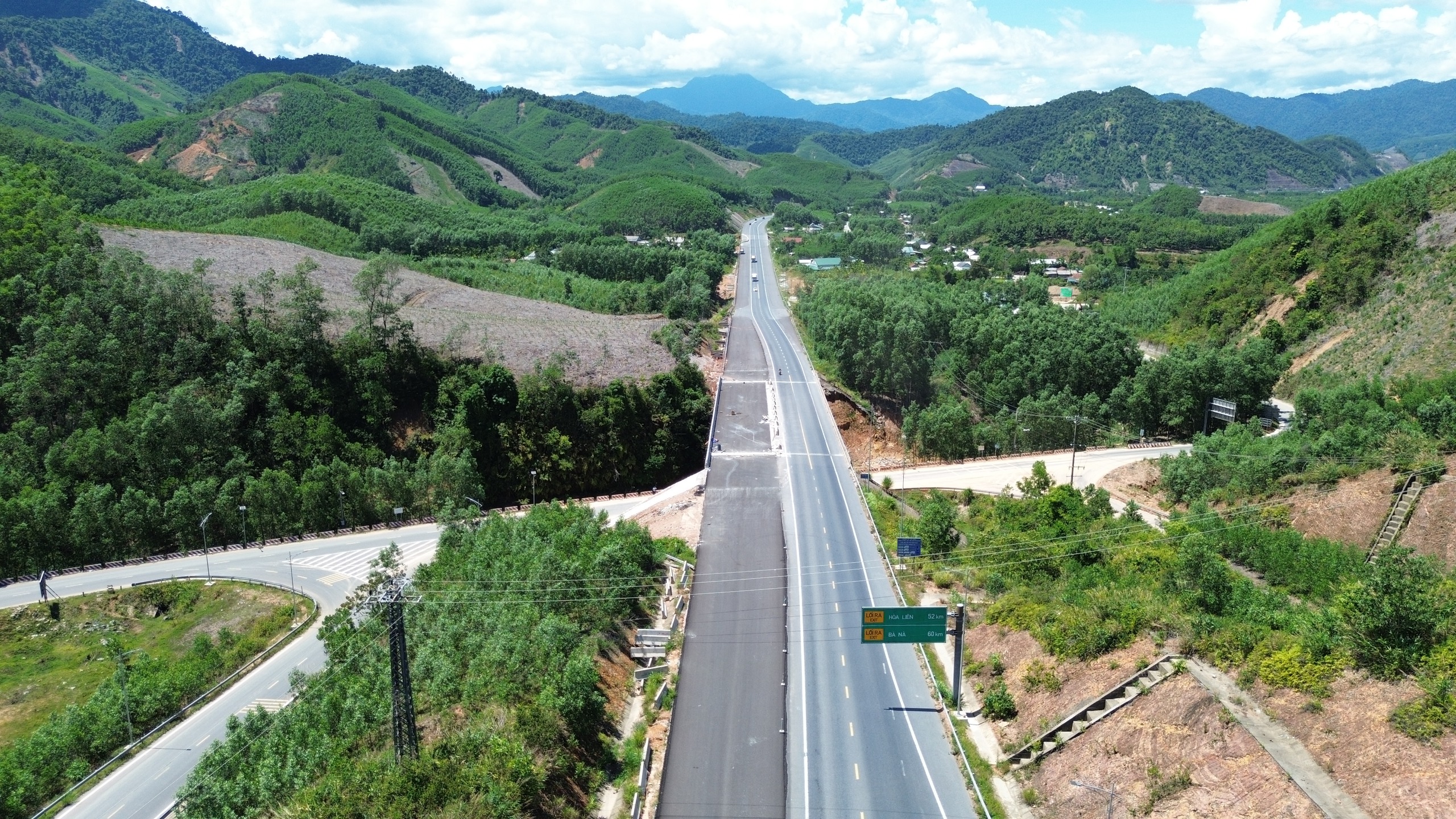 Cao tốc đoạn La Sơn - Hòa Liên sẽ đưa vào khai thác tuyến chính trong tháng 8/2026 - Ảnh 14.