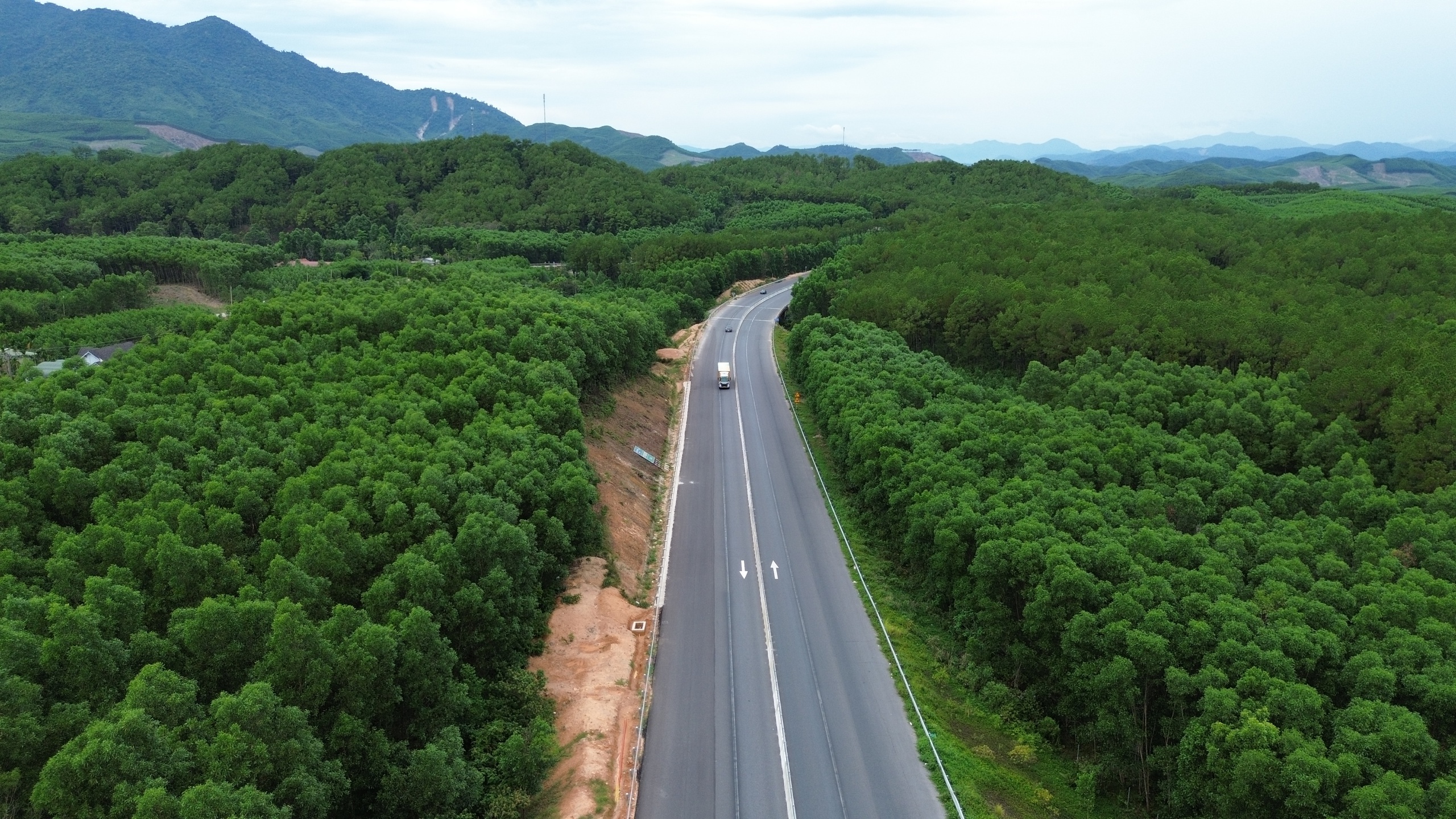 Cao tốc đoạn La Sơn - Hòa Liên sẽ đưa vào khai thác tuyến chính trong tháng 8/2026 - Ảnh 8.