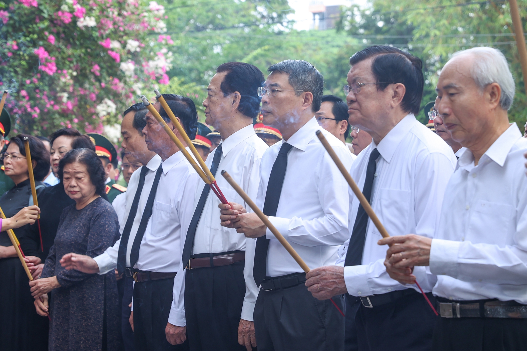 Thủ tướng: Bằng mọi gi&aacute;, nỗ lực t&igrave;m kiếm, quy tập v&agrave; x&aacute;c định danh t&iacute;nh h&agrave;i cốt liệt sĩ - Ảnh 1.