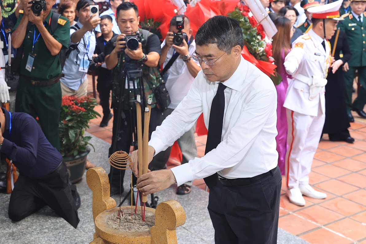 Thủ tướng: Bằng mọi gi&aacute;, nỗ lực t&igrave;m kiếm, quy tập v&agrave; x&aacute;c định danh t&iacute;nh h&agrave;i cốt liệt sĩ - Ảnh 4.