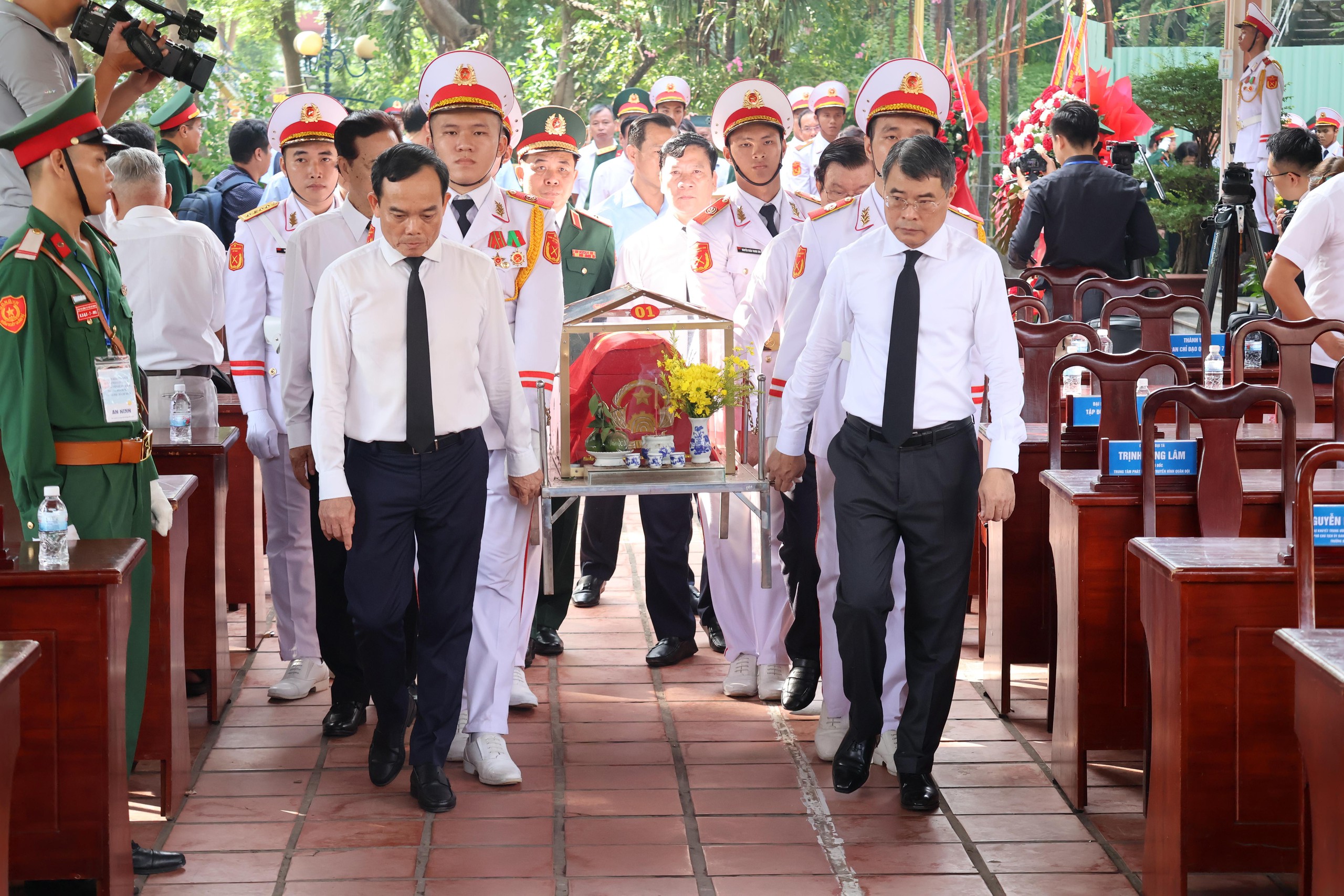 Đ&atilde; t&igrave;m thấy 9 h&agrave;i cốt liệt sĩ c&ugrave;ng nhiều di vật tại C&ocirc;ng vi&ecirc;n L&ecirc; Thị Ri&ecirc;ng - Ảnh 7.