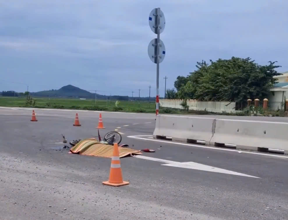 Quảng Ng&atilde;i: Tạm giữ t&agrave;i xế g&acirc;y tai nạn chết người điều khiển xe rời khỏi hiện trường - Ảnh 1.