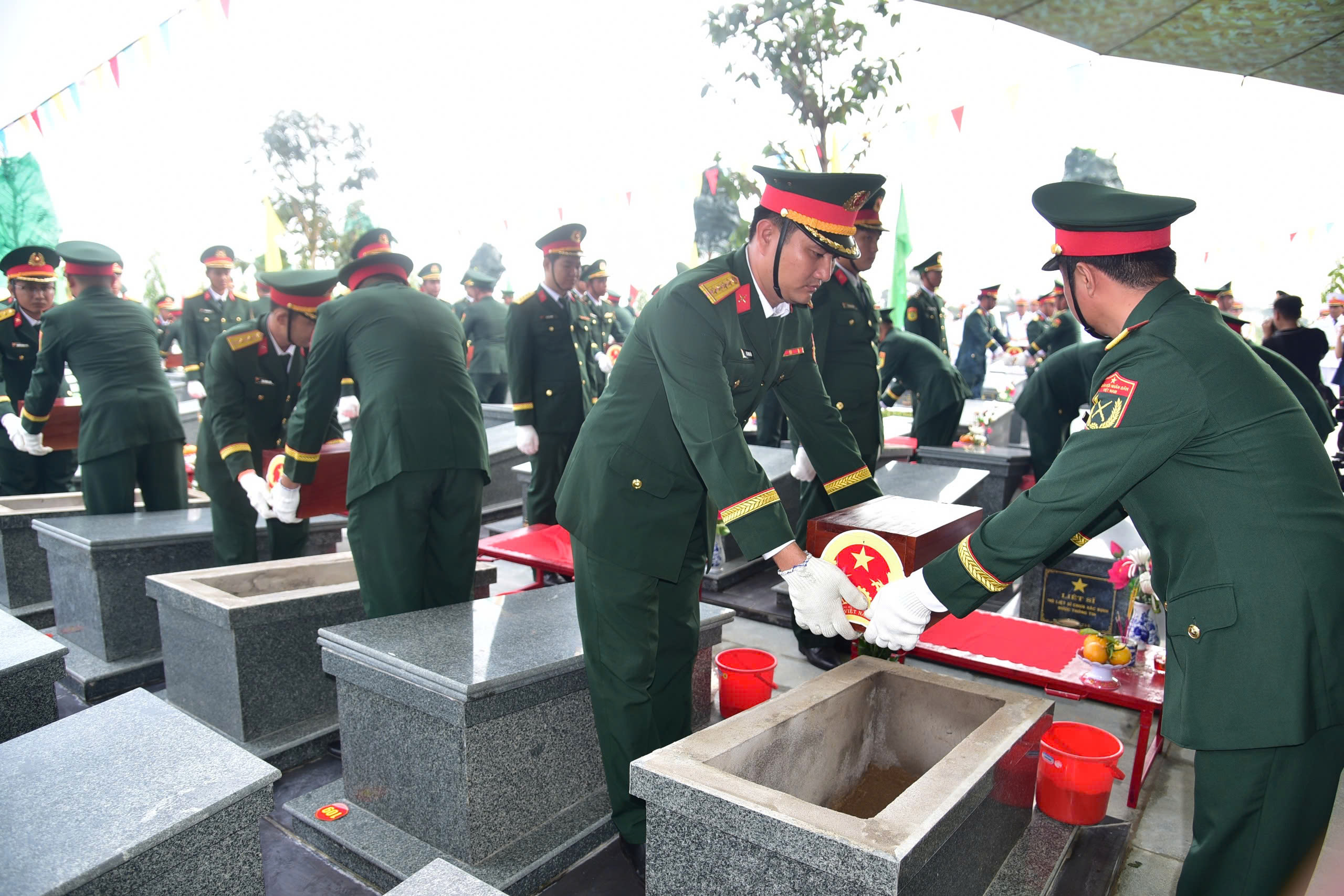 T&acirc;y Ninh tổ chức truy điệu, an t&aacute;ng 173 h&agrave;i cốt liệt sĩ hồi hương từ Campuchia - Ảnh 1.