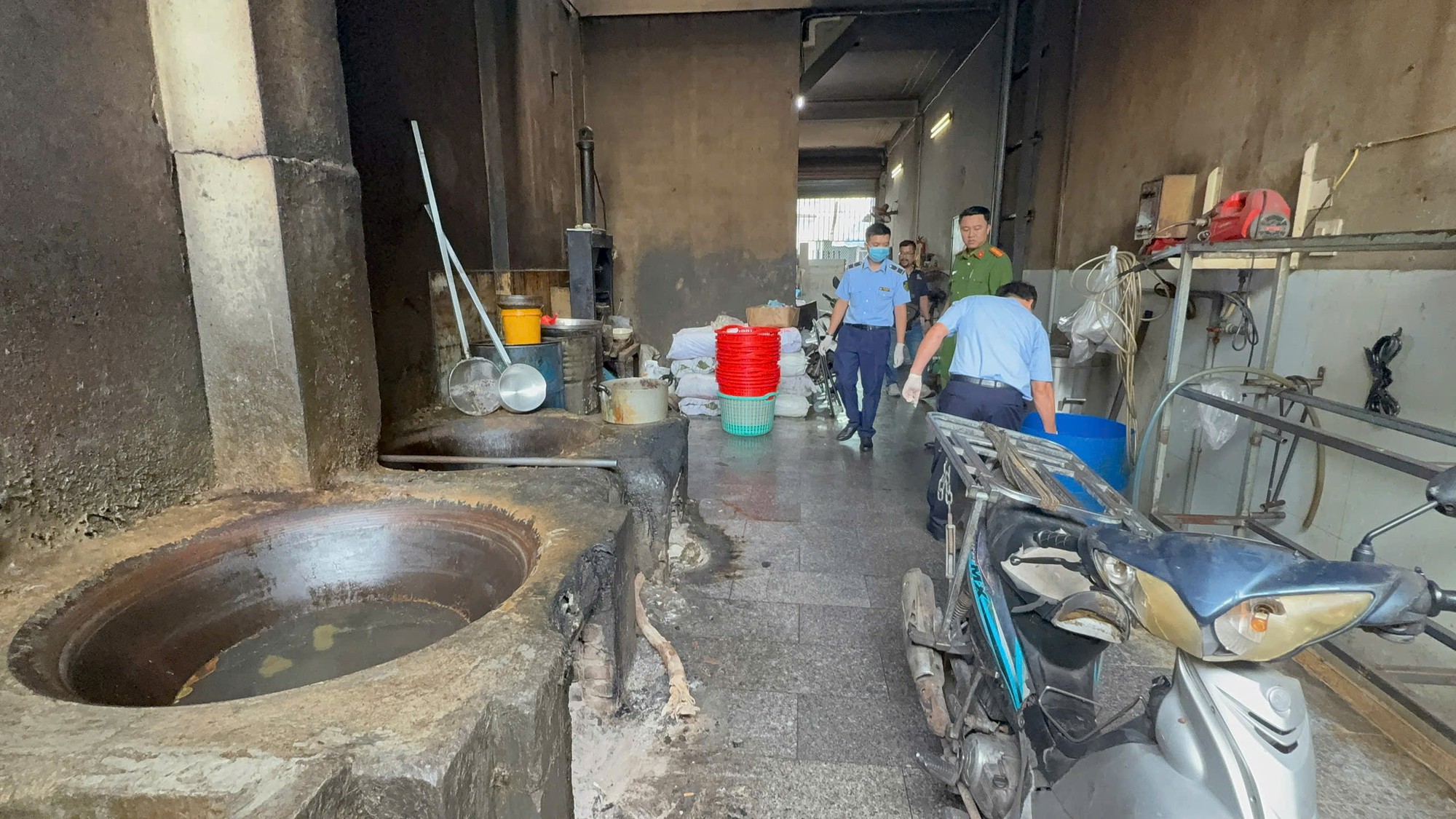 Ph&aacute;t hiện hơn 2 tấn mỡ , da động vật kh&ocirc;ng r&otilde; nguồn gốc tại gia Lai - Ảnh 1.