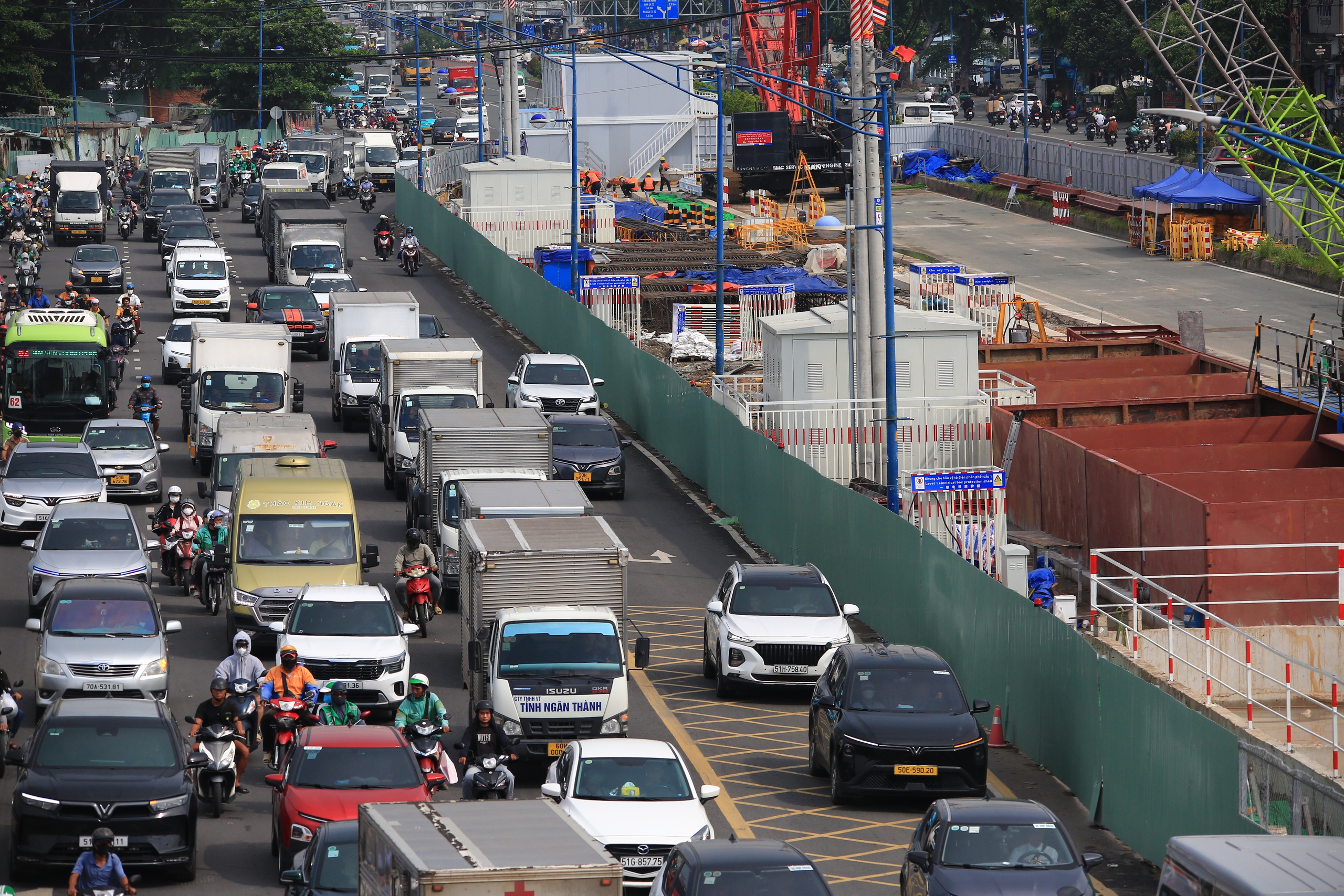 Cận cảnh đại c&ocirc;ng trường thi c&ocirc;ng ga ngầm Phạm Văn Bạch tr&ecirc;n tuyến metro số 2 - Ảnh 8.