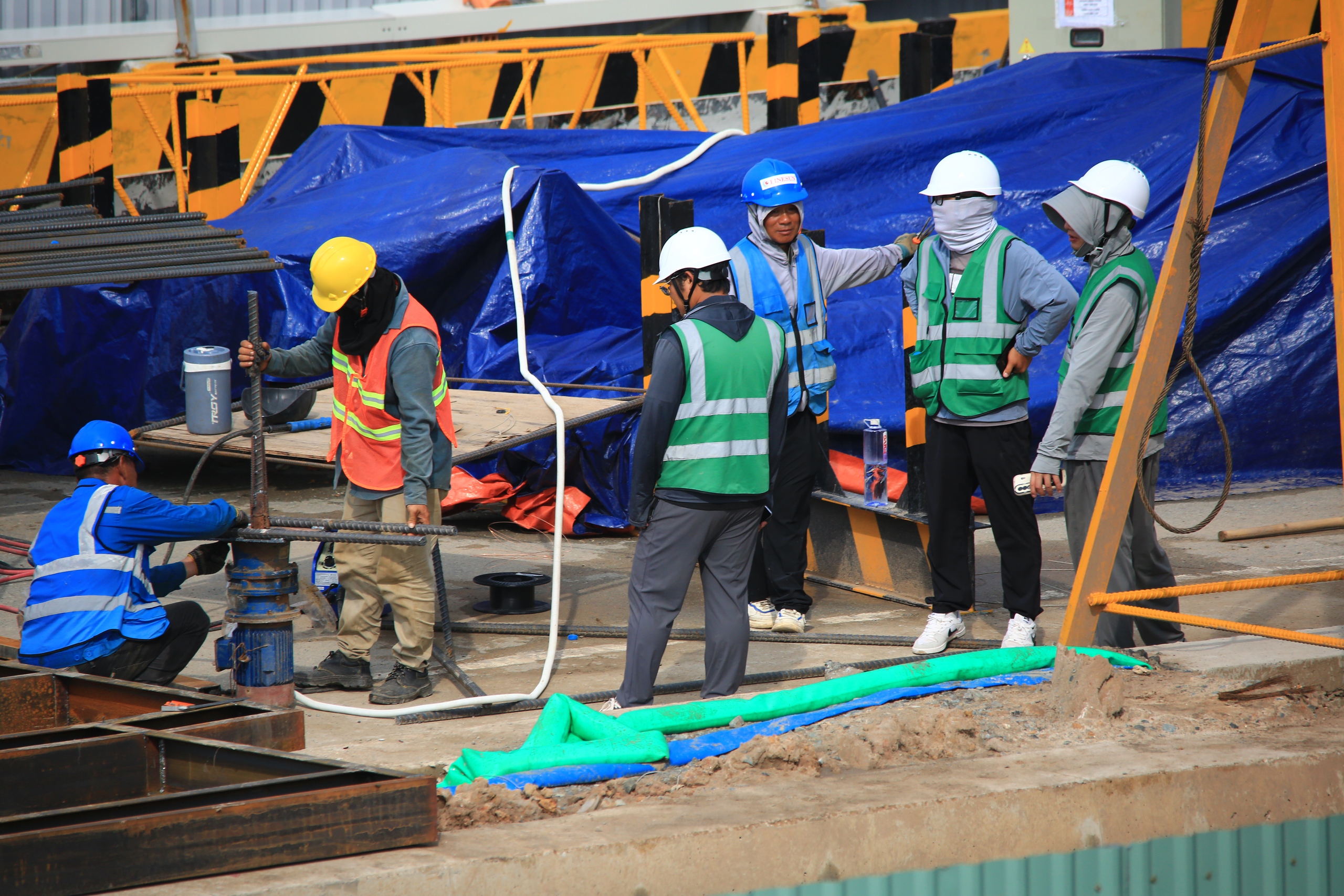 Cận cảnh đại c&ocirc;ng trường thi c&ocirc;ng ga ngầm Phạm Văn Bạch tr&ecirc;n tuyến metro số 2 - Ảnh 6.