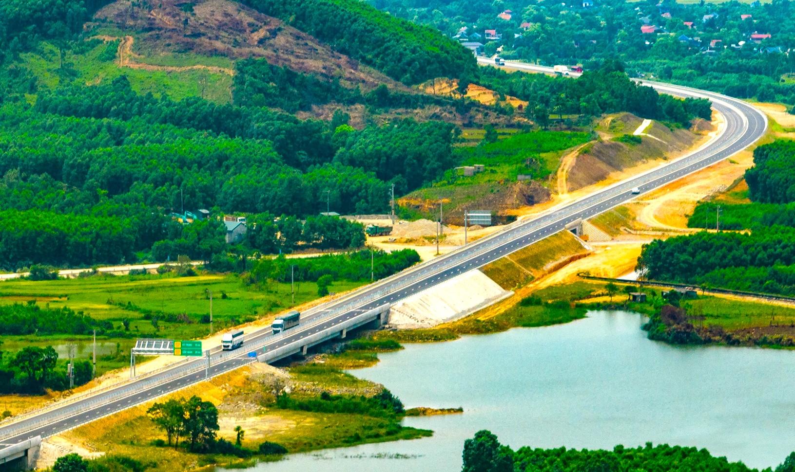 Đề xuất bổ sung quy hoạch 5 tuyến cao tốc mới, thêm hành lang cao tốc chiến lược - Ảnh 1.