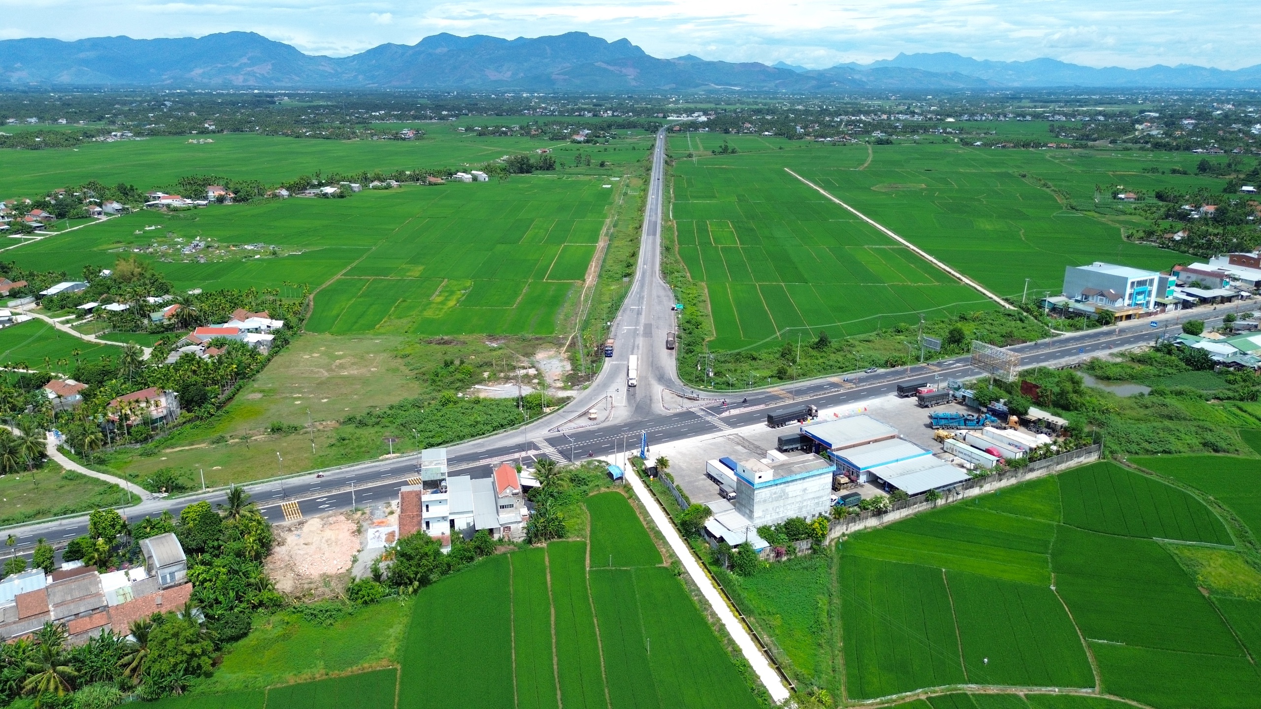 To&agrave;n cảnh khu vực sắp mở mới con đường 800 tỷ đồng ở Quảng Ng&atilde;i - Ảnh 11.