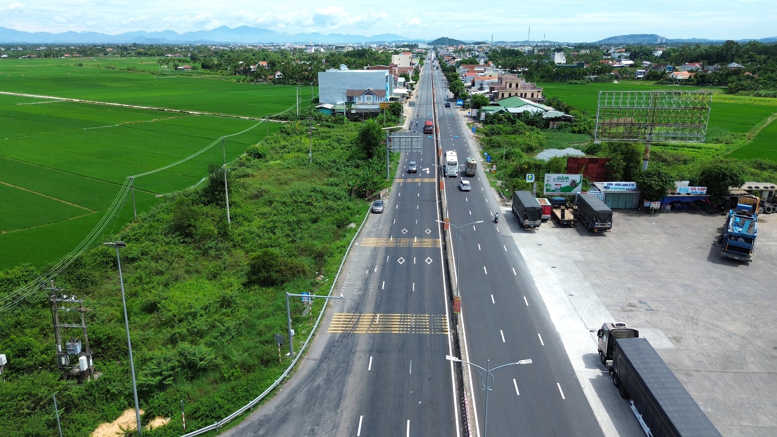 To&agrave;n cảnh khu vực sắp mở mới con đường 800 tỷ đồng ở Quảng Ng&atilde;i - Ảnh 9.