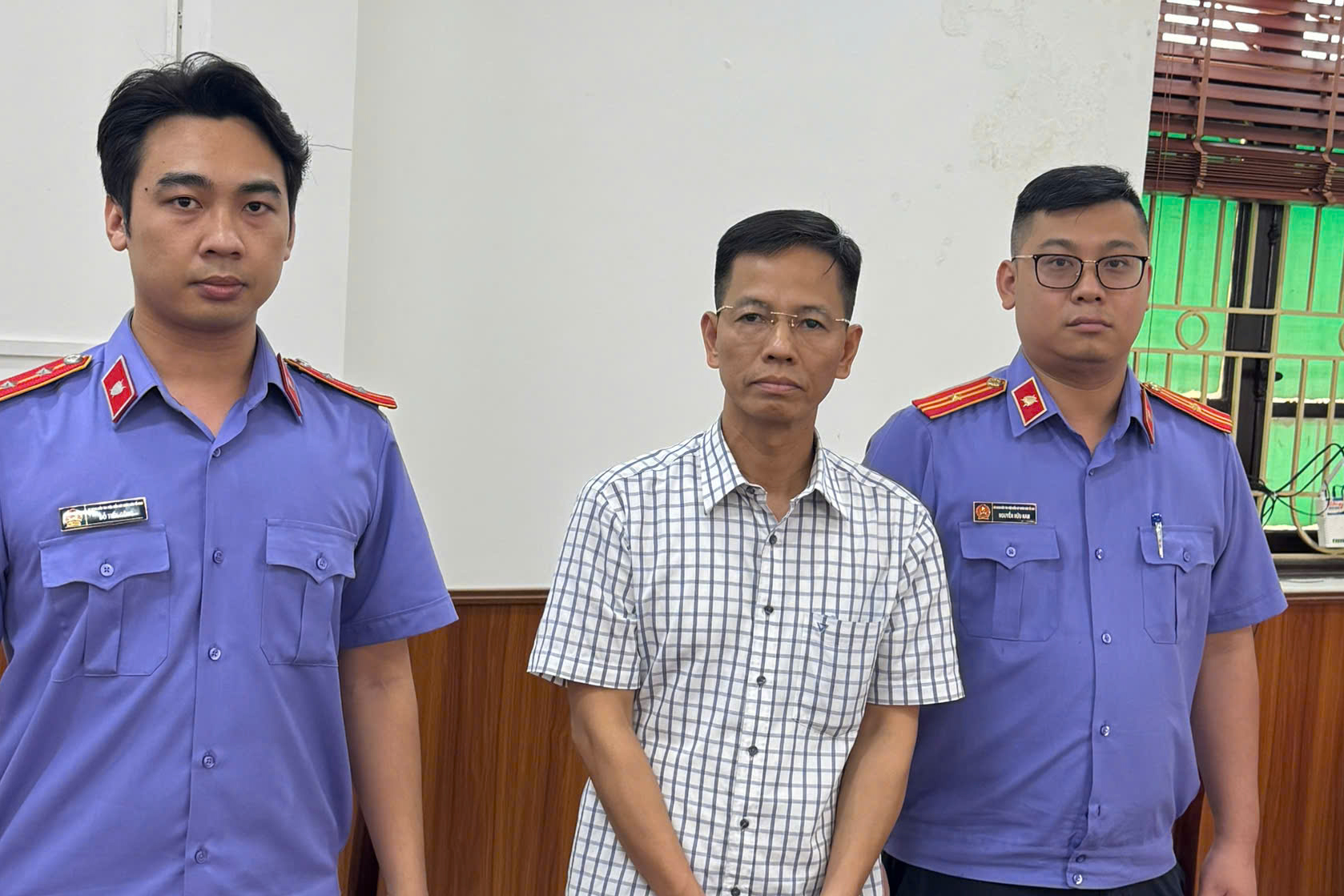 Một cựu thẩm phán ở Hà Nội bị bắt trong vụ làm sai lệch hồ sơ vụ án - Ảnh 1.