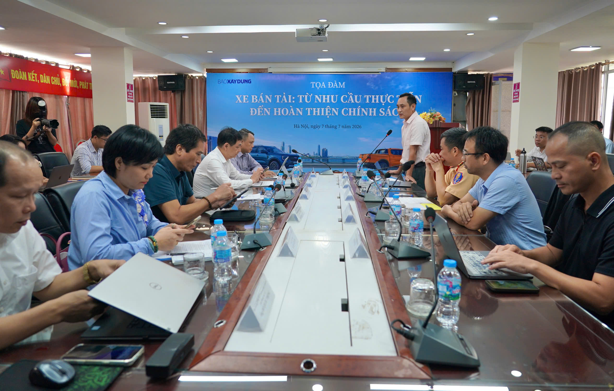Xe bán tải lưu thông như xe con: Chính sách mới giúp Người dân yên tâm hơn - Ảnh 1. Xe bán tải lưu thông như xe con: Chính sách mới giúp Người dân yên tâm hơn - Ảnh 1.