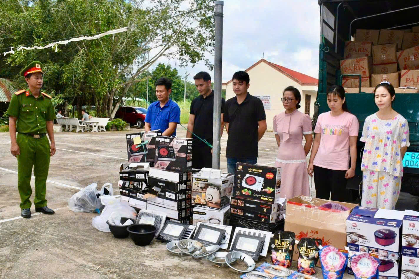 Triệt ph&aacute; nh&oacute;m lừa b&aacute;n đồ gia dụng gi&aacute; cao, thu lợi bất ch&iacute;nh h&agrave;ng tỷ đồng - Ảnh 2.