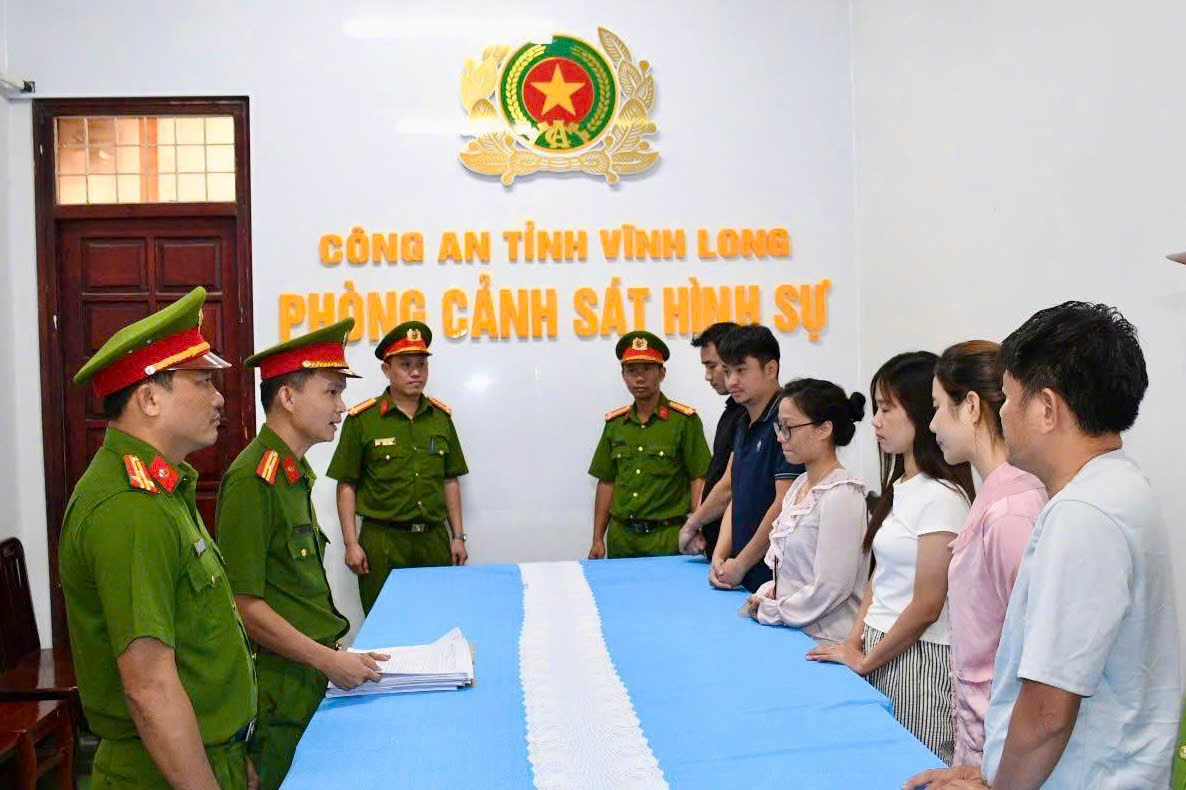 Triệt ph&aacute; nh&oacute;m lừa b&aacute;n đồ gia dụng gi&aacute; cao, thu lợi bất ch&iacute;nh h&agrave;ng tỷ đồng - Ảnh 1.