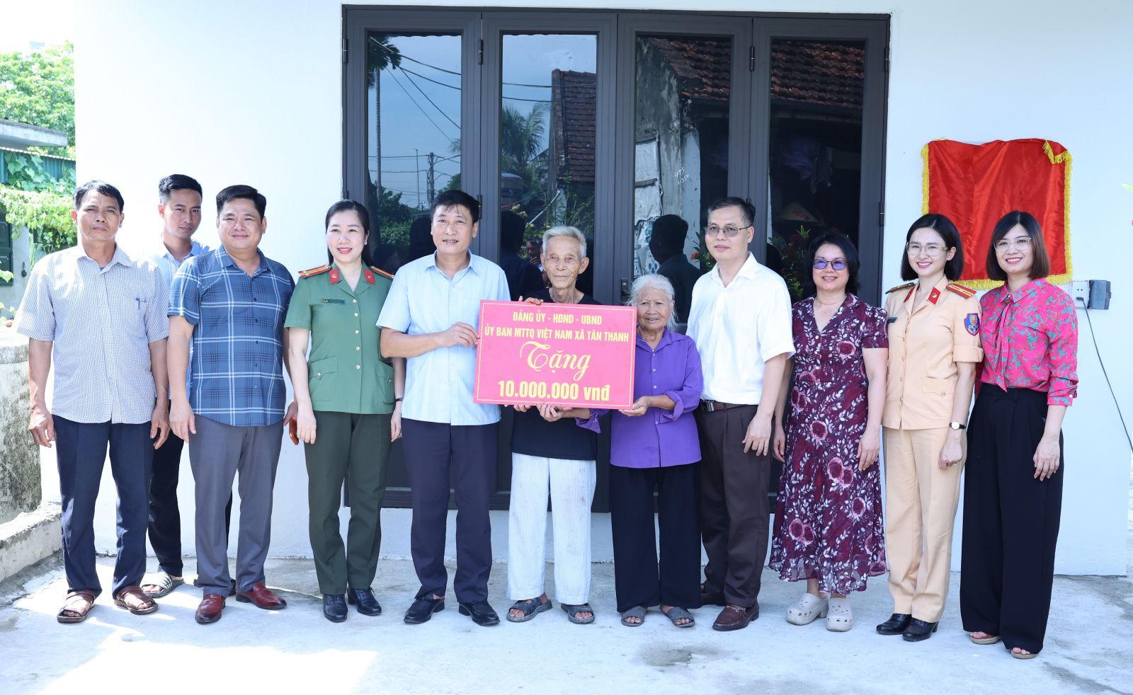 Ninh B&igrave;nh kh&aacute;nh th&agrave;nh, b&agrave;n giao hai căn nh&agrave; Đại đo&agrave;n kết cho hộ ngh&egrave;o   - Ảnh 1.