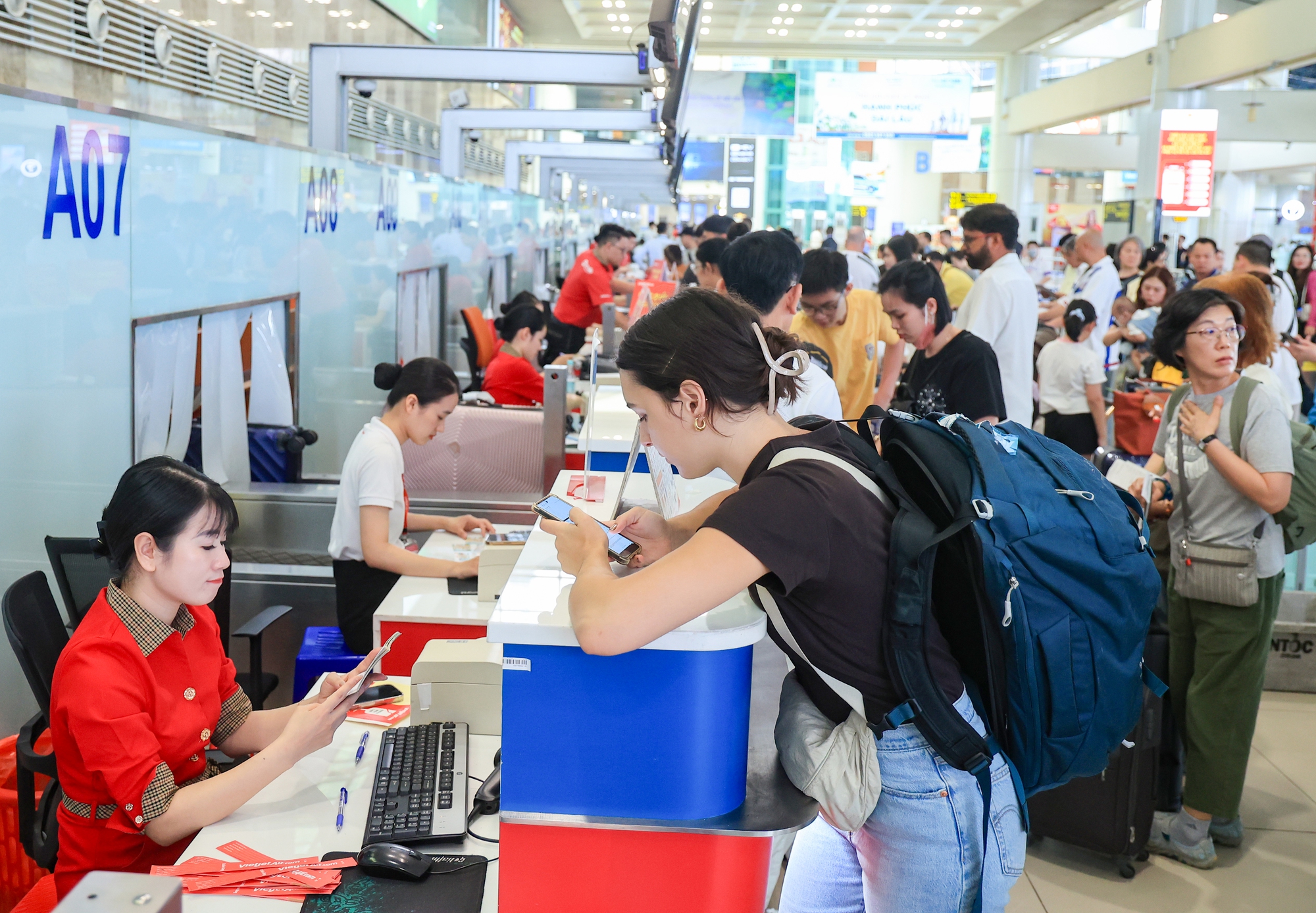 Quy định mới về ho&agrave;n v&eacute;, bồi thường cho h&agrave;nh kh&aacute;ch đi m&aacute;y bay - Ảnh 1.