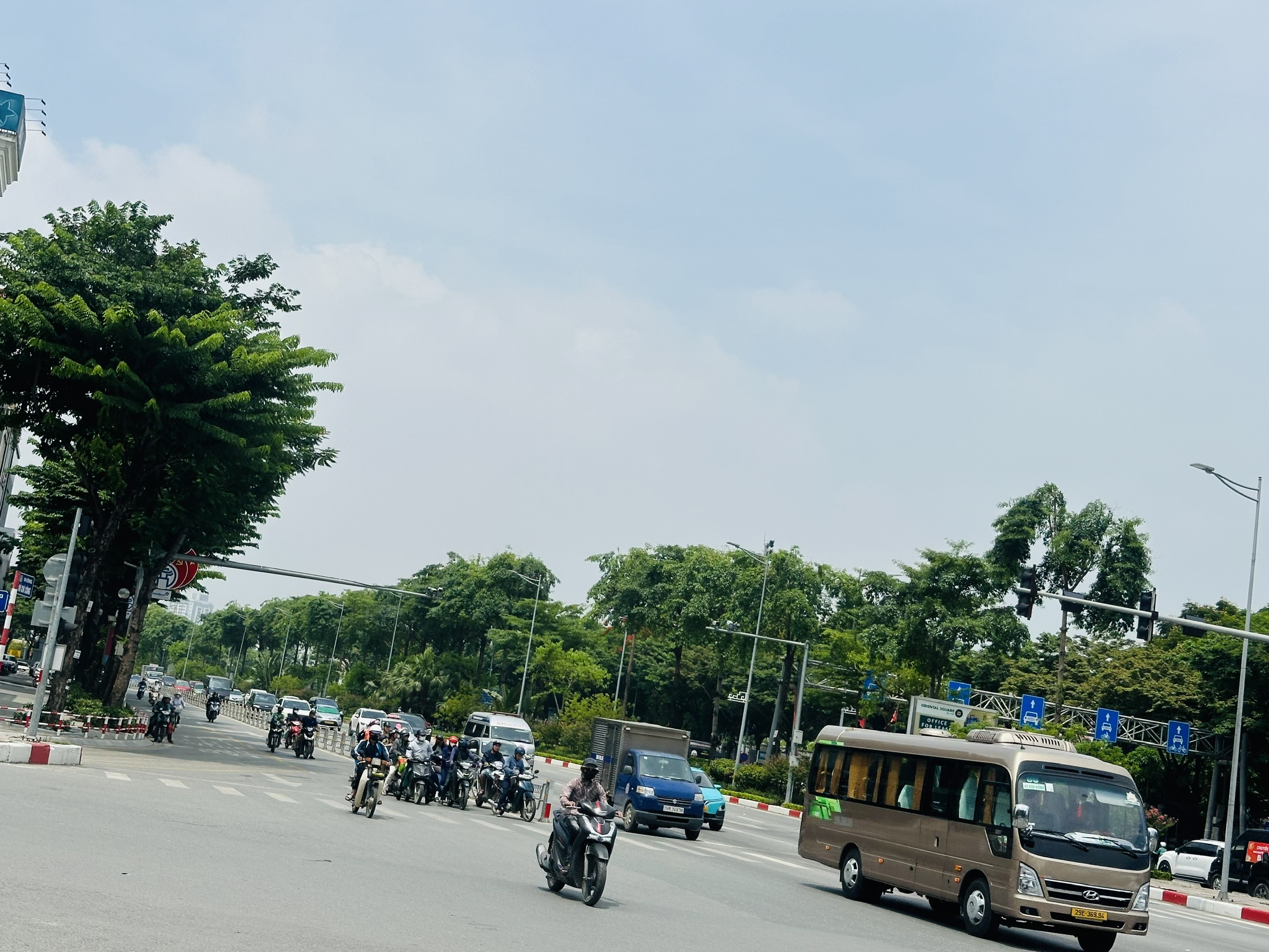 Nhan nhản xe m&aacute;y lấn v&agrave;o l&agrave;n &ocirc; t&ocirc; tr&ecirc;n đường Phạm Văn Đồng - Ảnh 1.