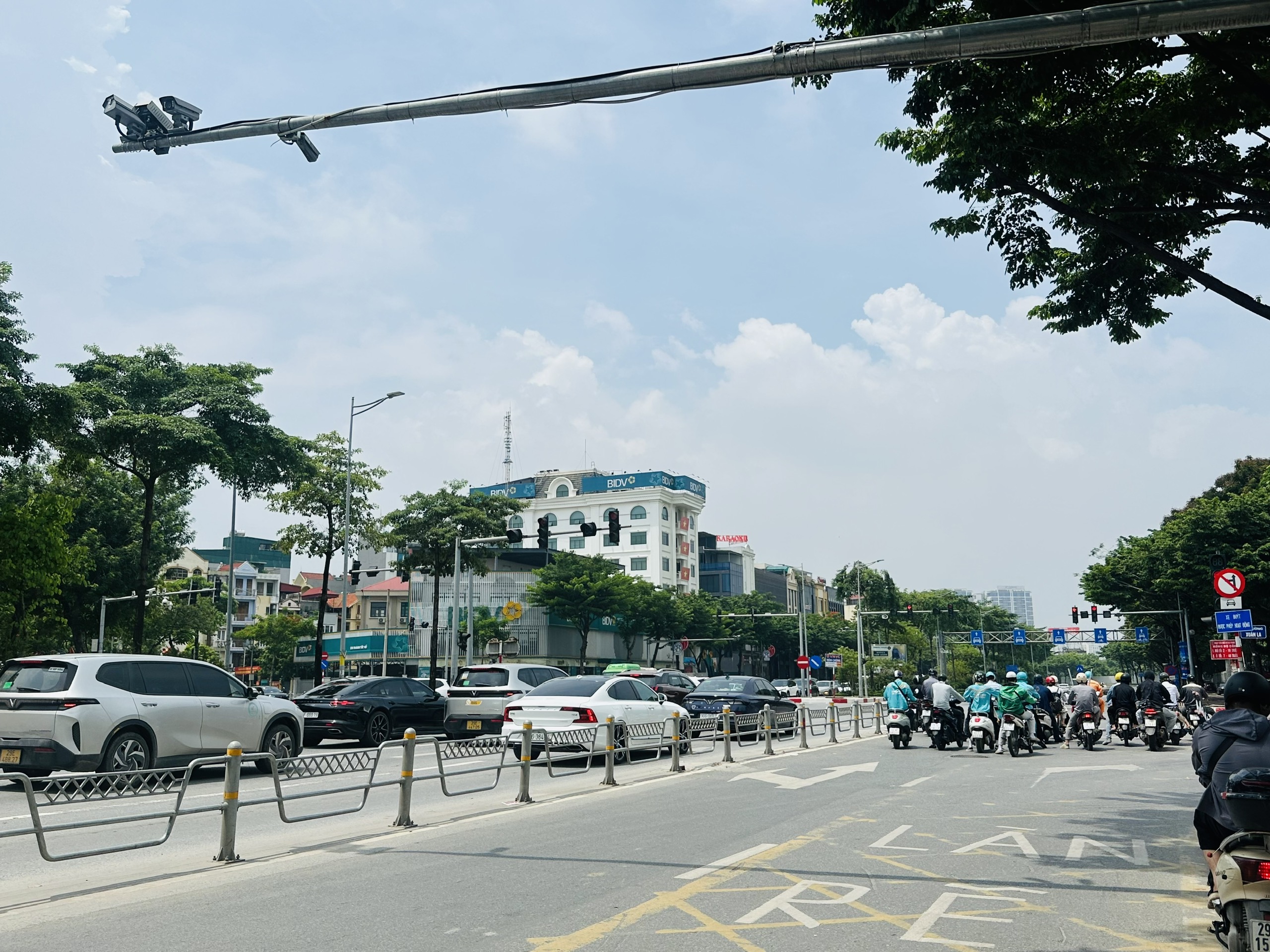 Nhan nhản xe m&aacute;y lấn v&agrave;o l&agrave;n &ocirc; t&ocirc; tr&ecirc;n đường Phạm Văn Đồng - Ảnh 2.