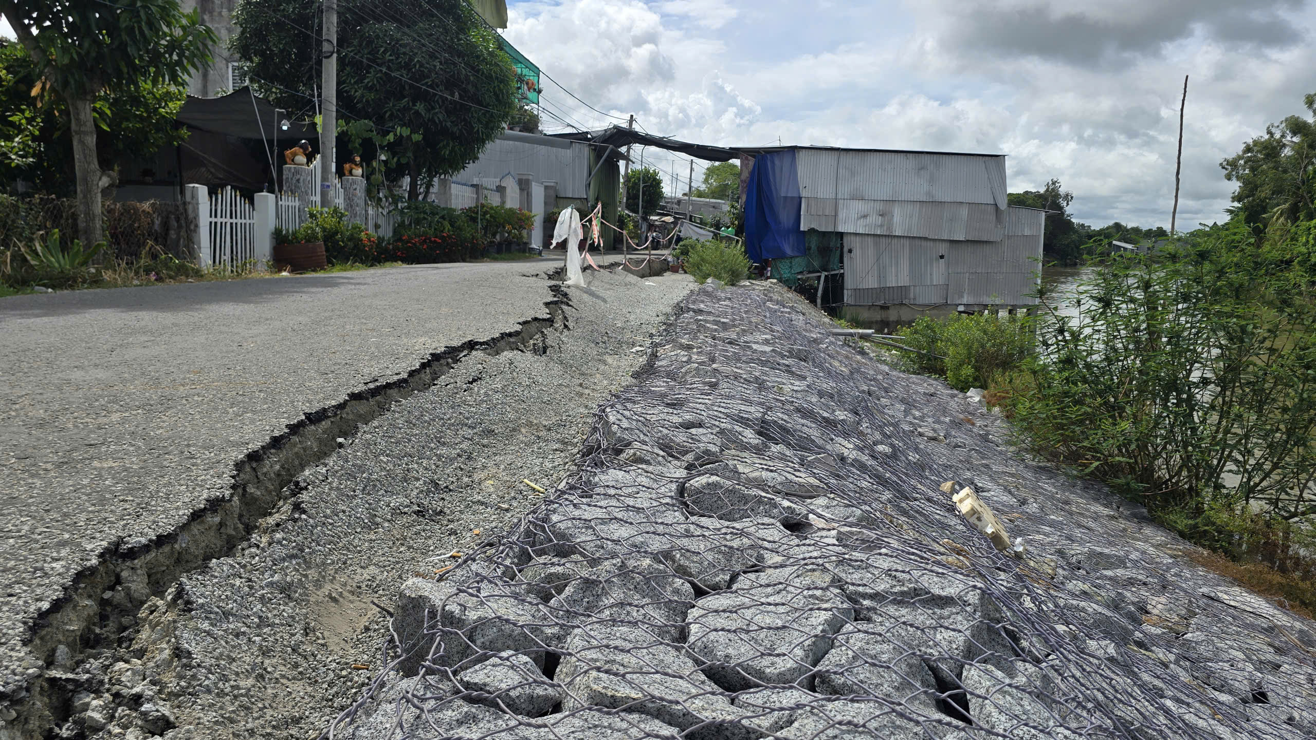 An Giang: 4.485 tỷ đồng x&acirc;y dựng 27,3km k&egrave; chống sạt lở bờ s&ocirc;ng - Ảnh 1.