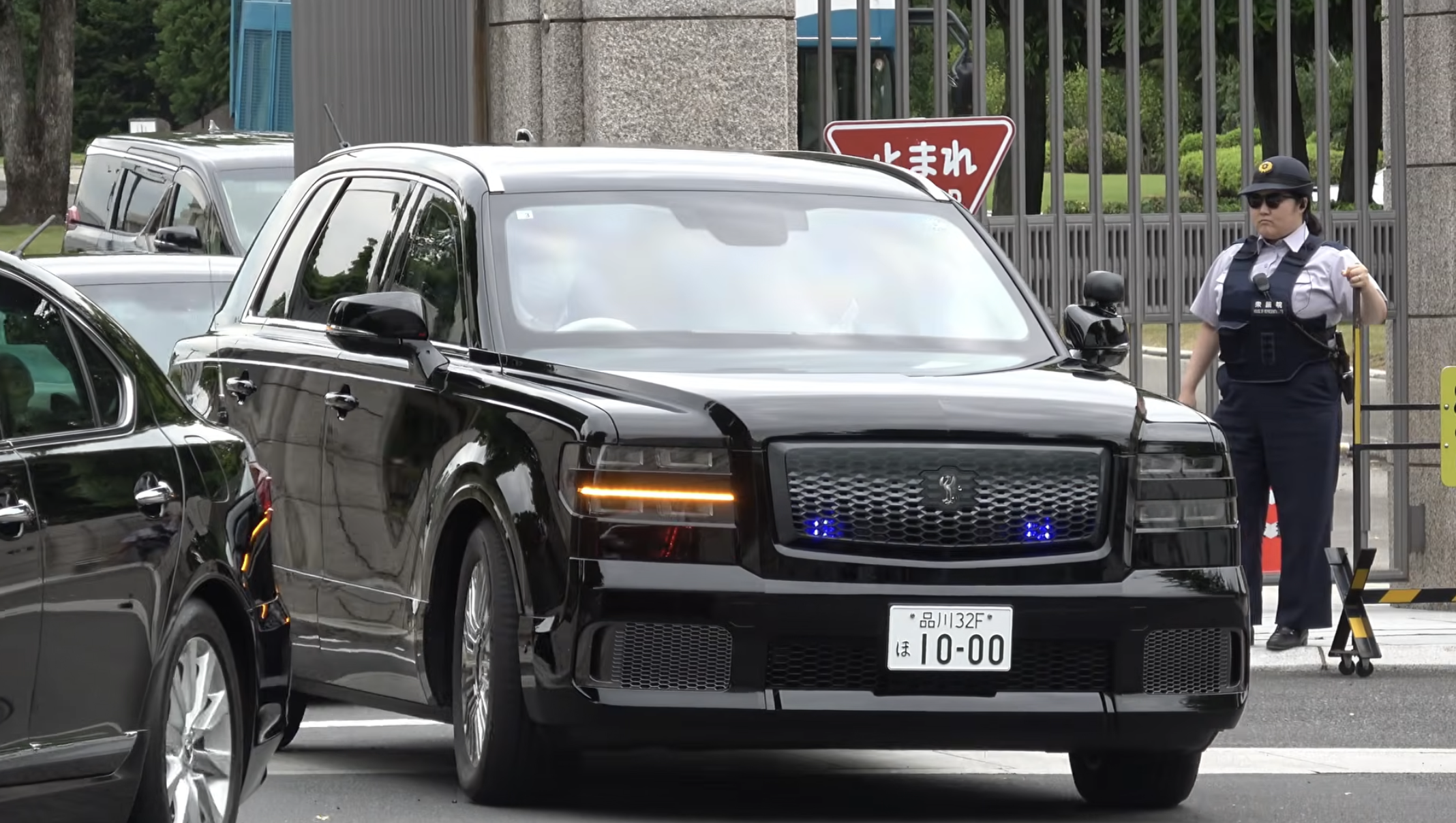 Thủ tướng Nhật Bản chuyển sang dùng Toyota Century SUV - Ảnh 1.