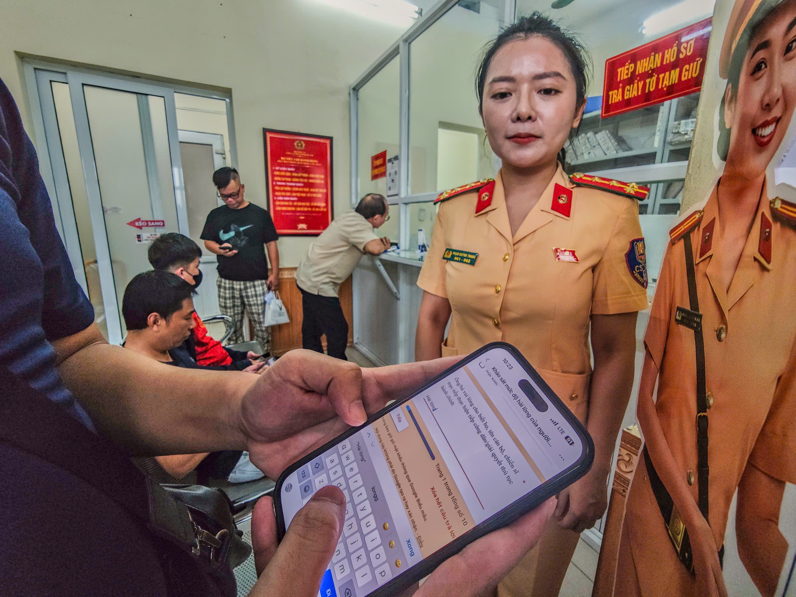 Người d&acirc;n H&agrave; Nội sẽ đ&aacute;nh gi&aacute; chất lượng phục vụ của CSGT qua m&atilde; QR - Ảnh 2.