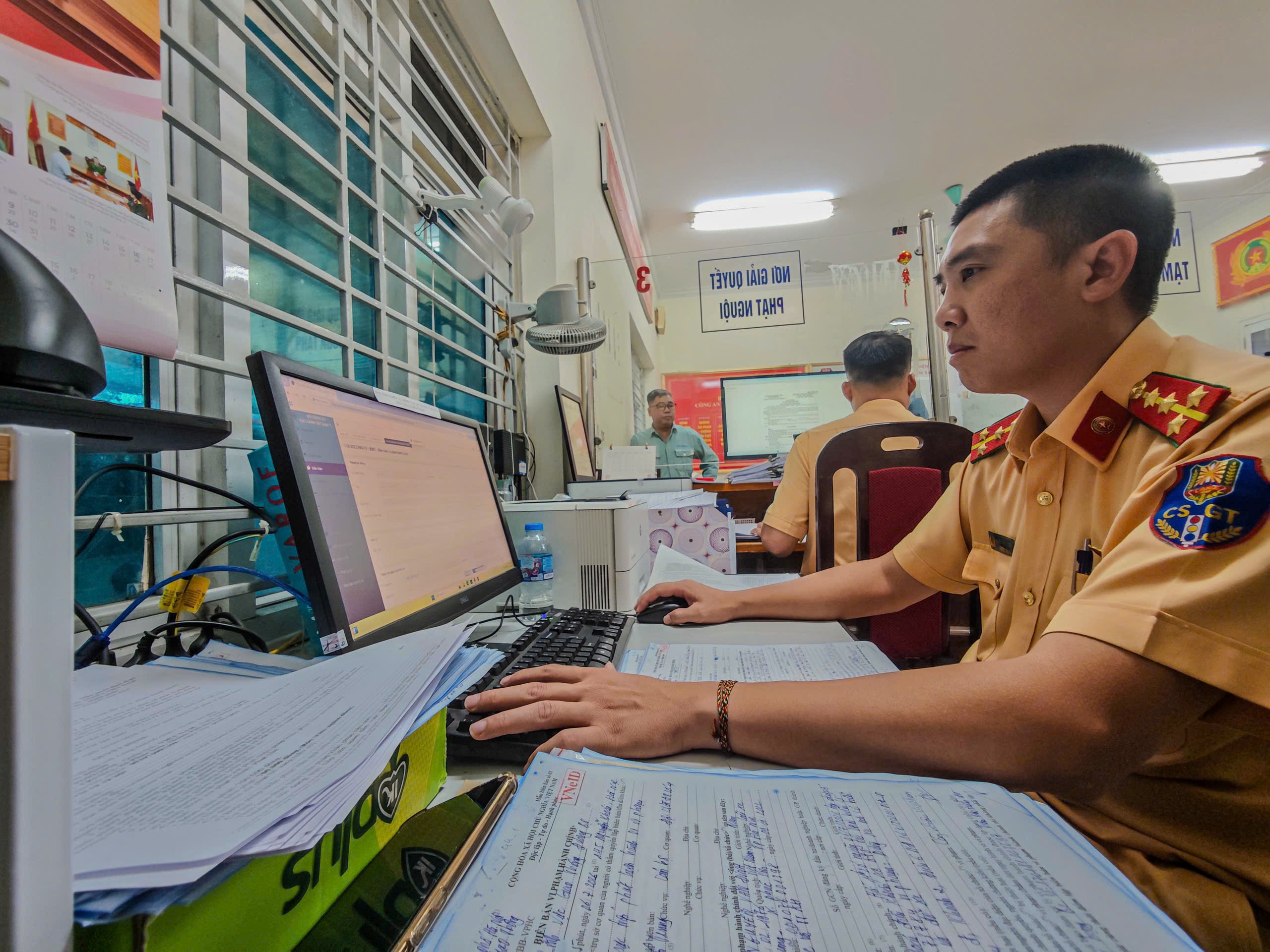 Người d&acirc;n H&agrave; Nội sẽ đ&aacute;nh gi&aacute; chất lượng phục vụ của CSGT qua m&atilde; QR - Ảnh 1.