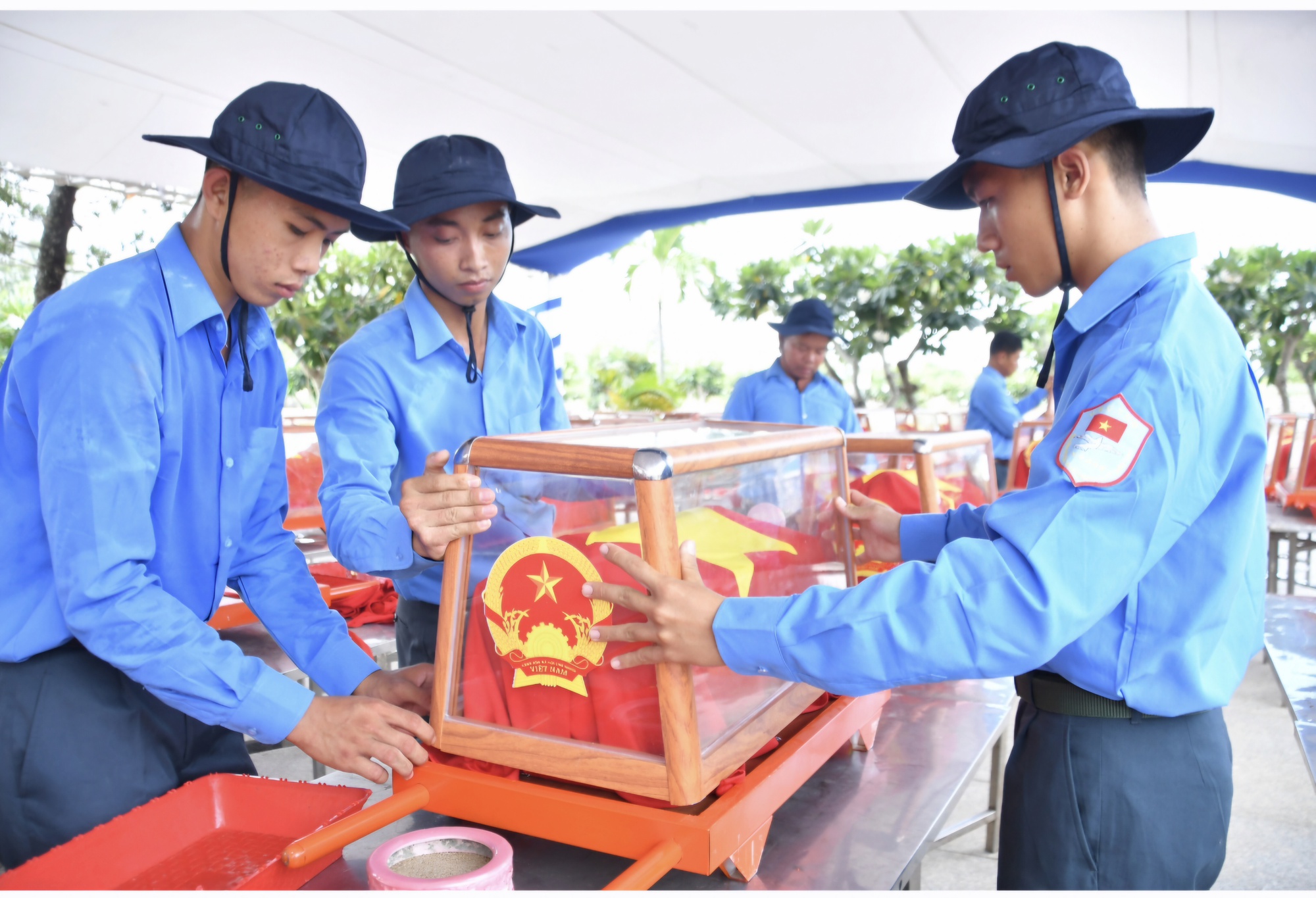 Ph&oacute; Chủ tịch nước V&otilde; Thị &Aacute;nh Xu&acirc;n dự lễ an t&aacute;ng 235 h&agrave;i cốt liệt sĩ ở An Giang - Ảnh 4.