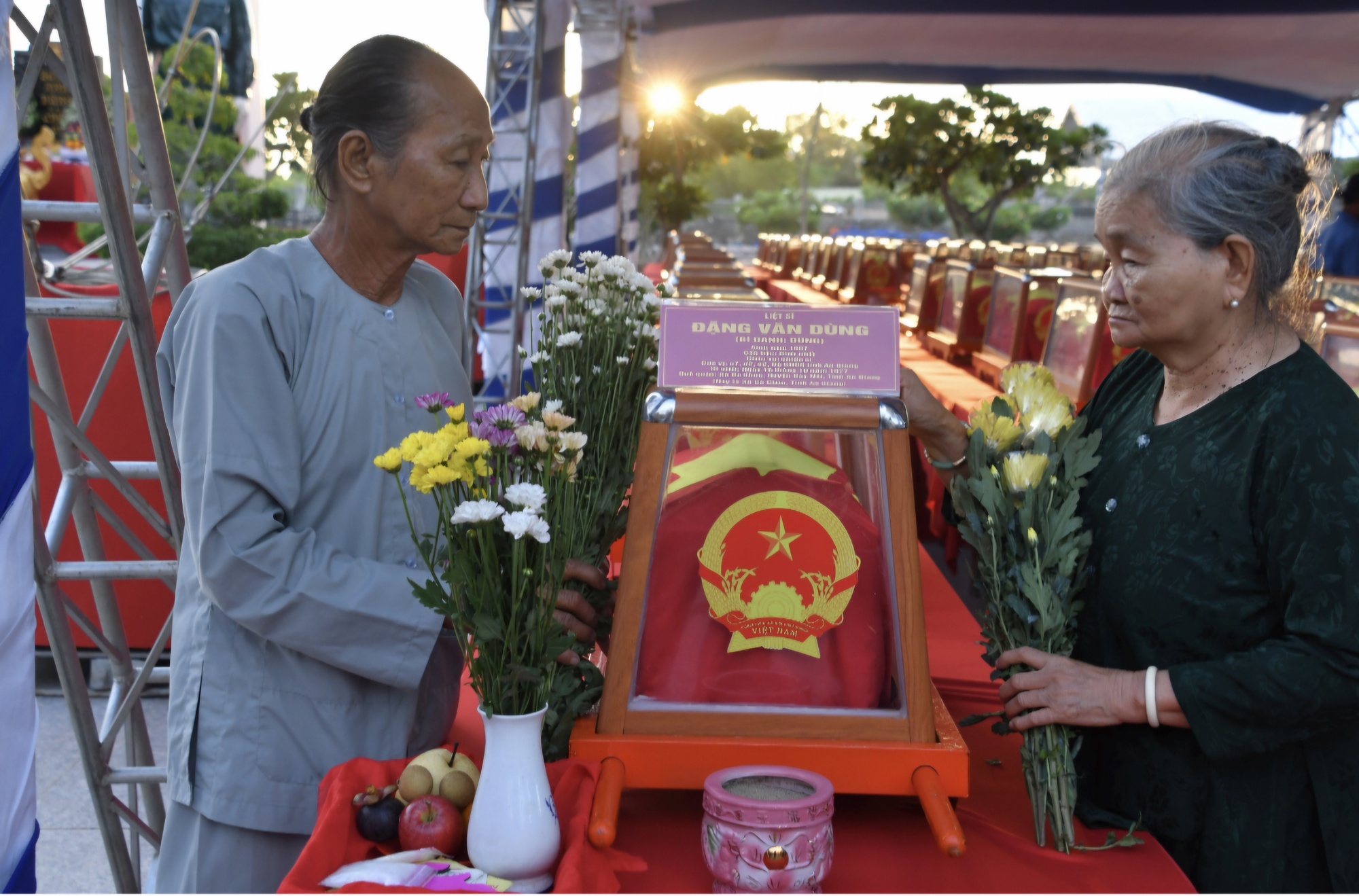 Ph&oacute; Chủ tịch nước V&otilde; Thị &Aacute;nh Xu&acirc;n dự lễ an t&aacute;ng 235 h&agrave;i cốt liệt sĩ ở An Giang - Ảnh 3.